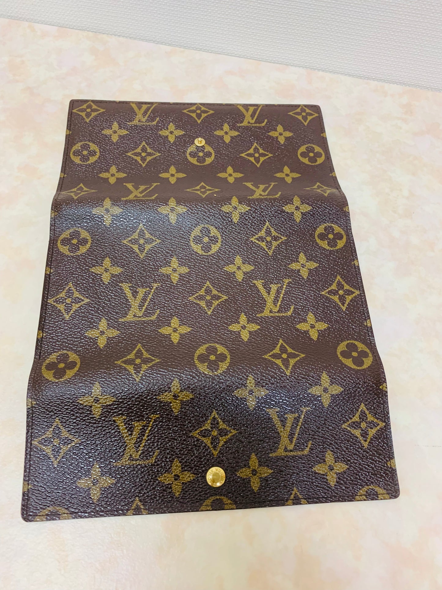 LOUIS VUITTON
Monogram Porte Tresor International Wallet