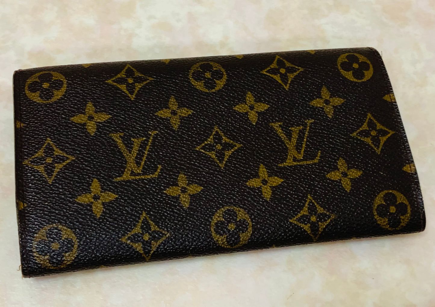 LOUIS VUITTON International Wallet