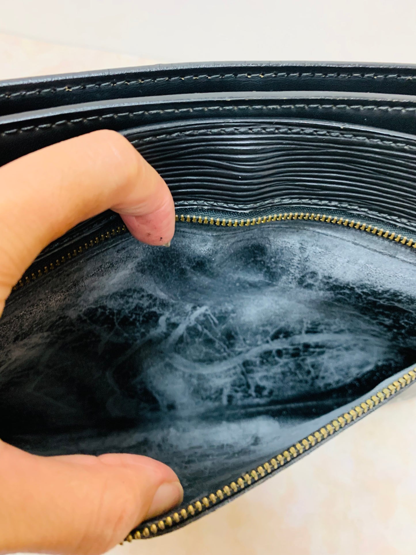 LOUIS VUITTON Epi Noir Enghien Shoulder/clutch