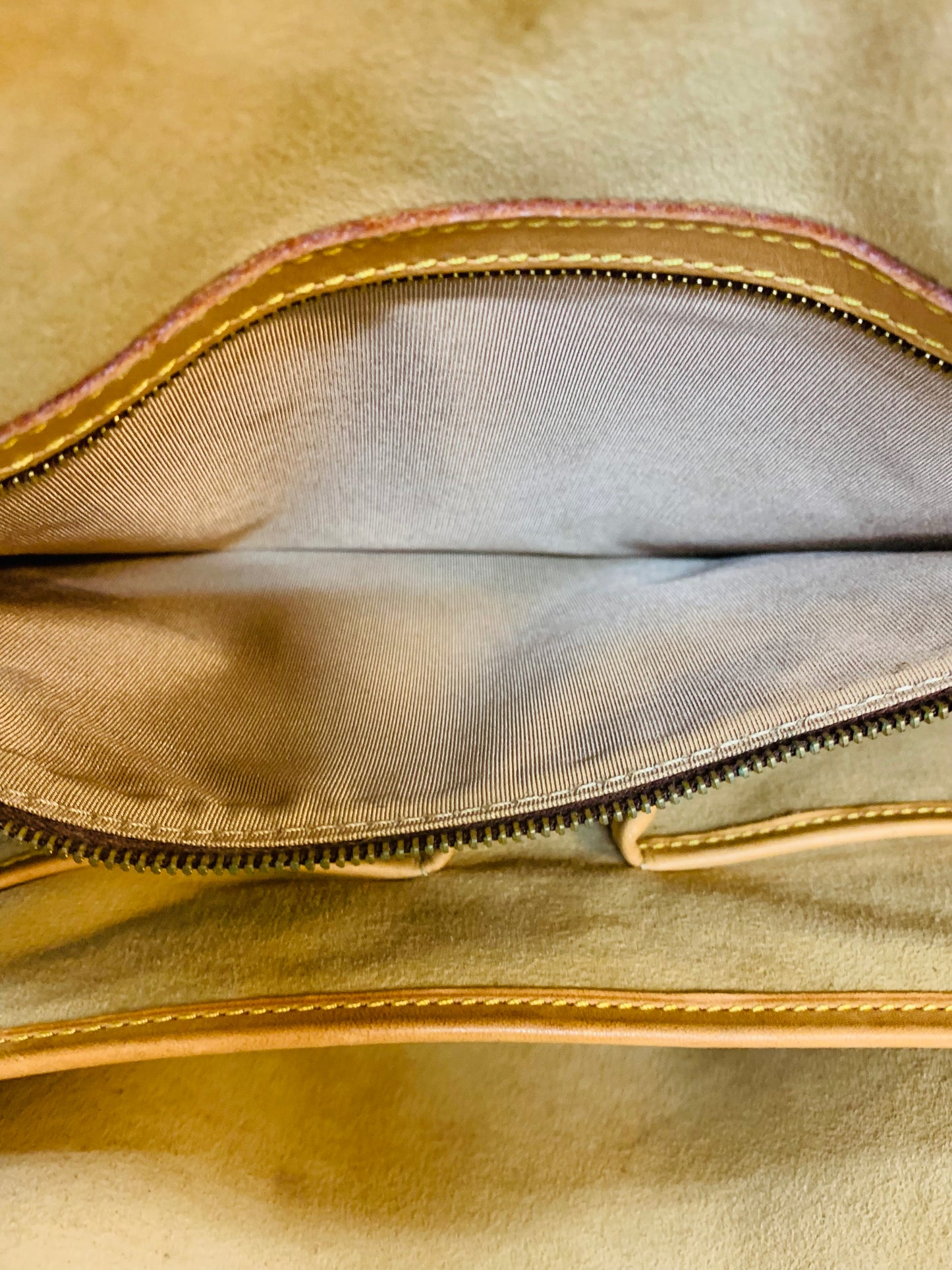 LOUIS VUITTON RIVOLI