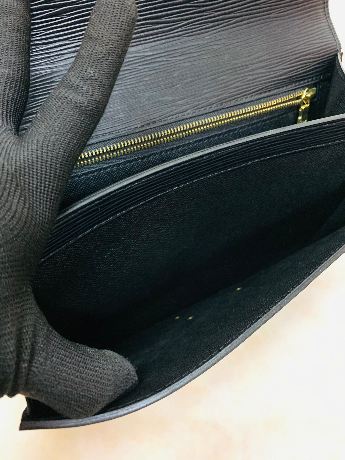LOUIS VUITTON Serie Dragonne Epi Black Clutch