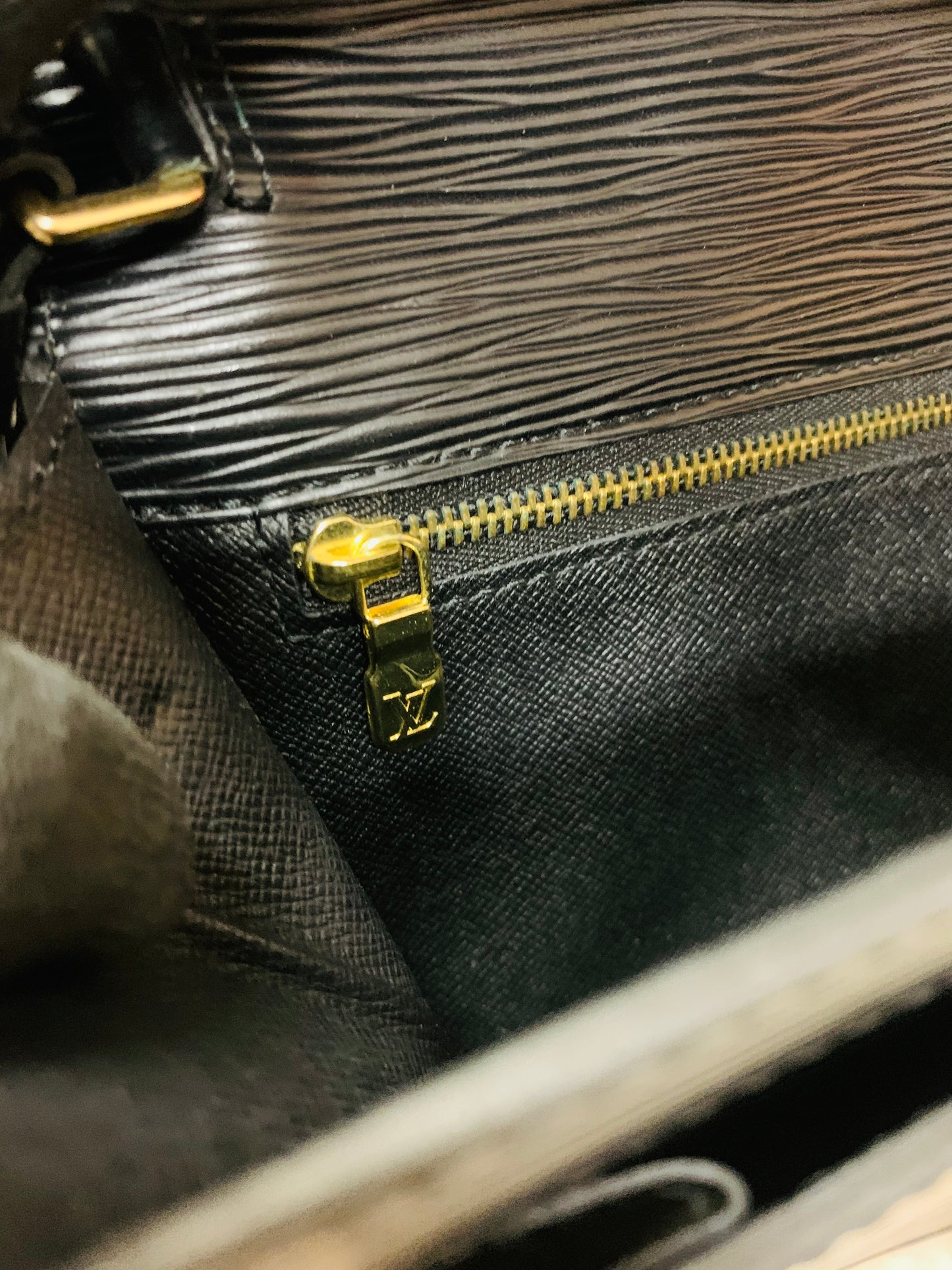 LOUIS VUITTON Serie Dragonne Epi Black Clutch
