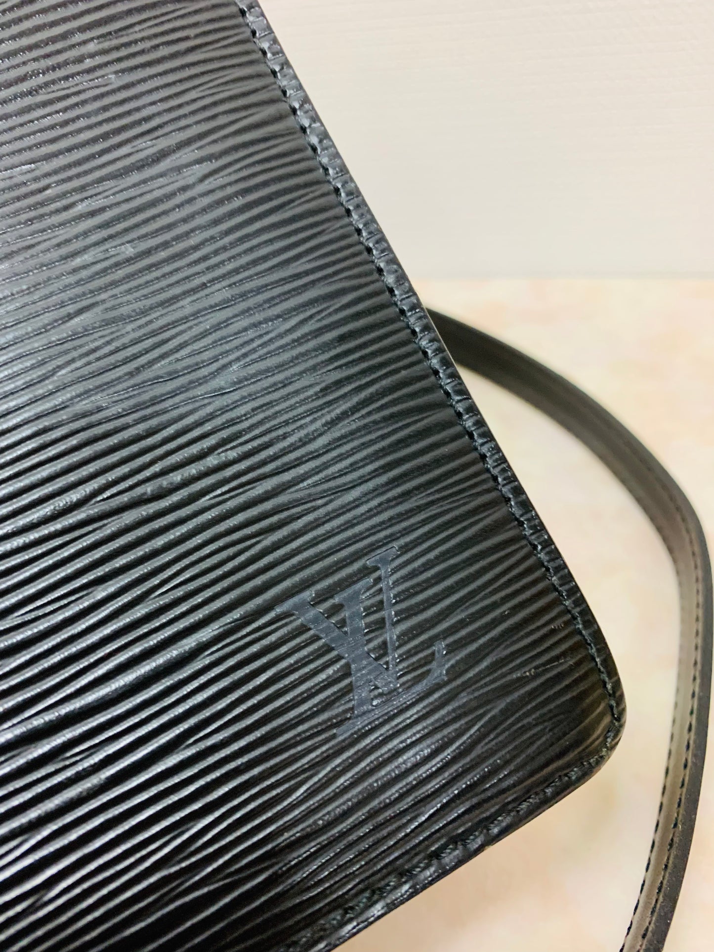 LOUIS VUITTON Epi Noir Enghien Shoulder/clutch