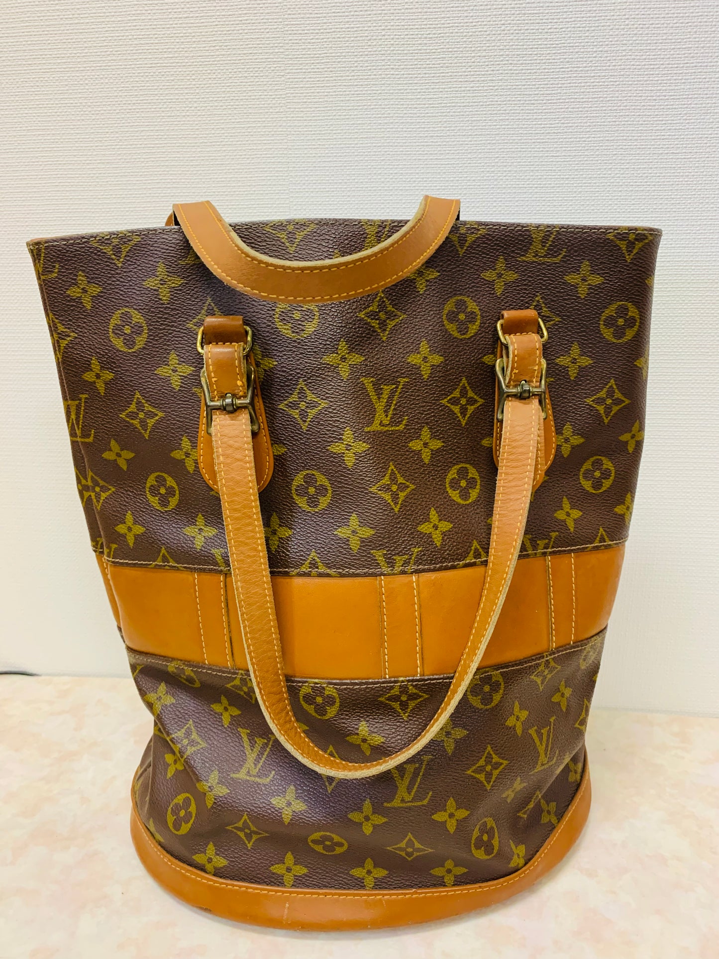 LOUIS VUITTON Bucket GM French Company