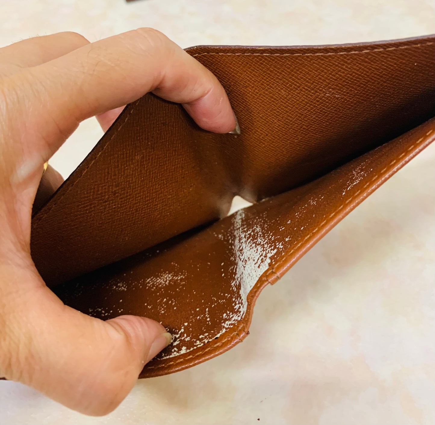 LOUIS VUITTON BI-FOLD MENS WALLET