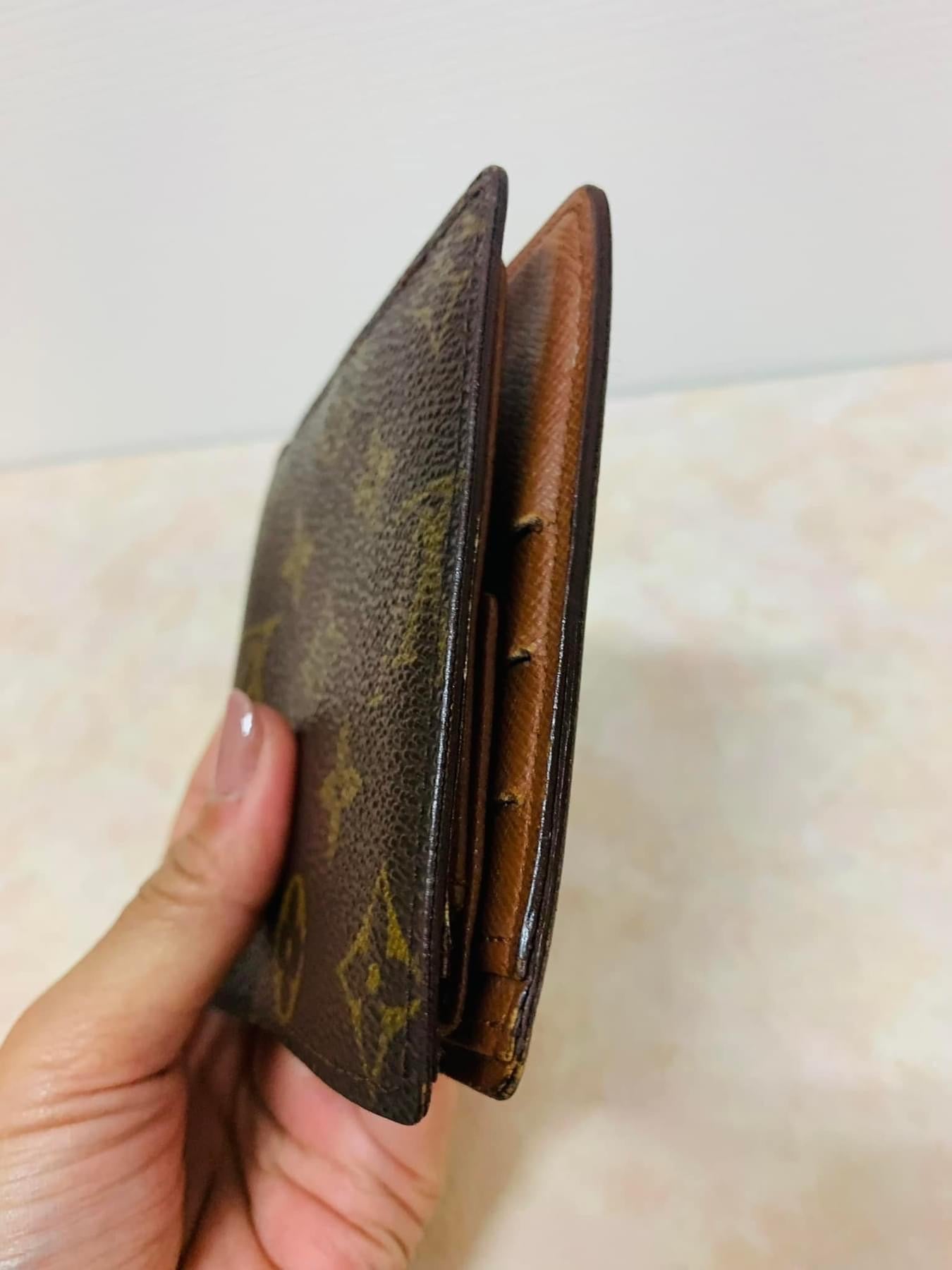 LOUIS VUITTON  Bi-fold mens wallet