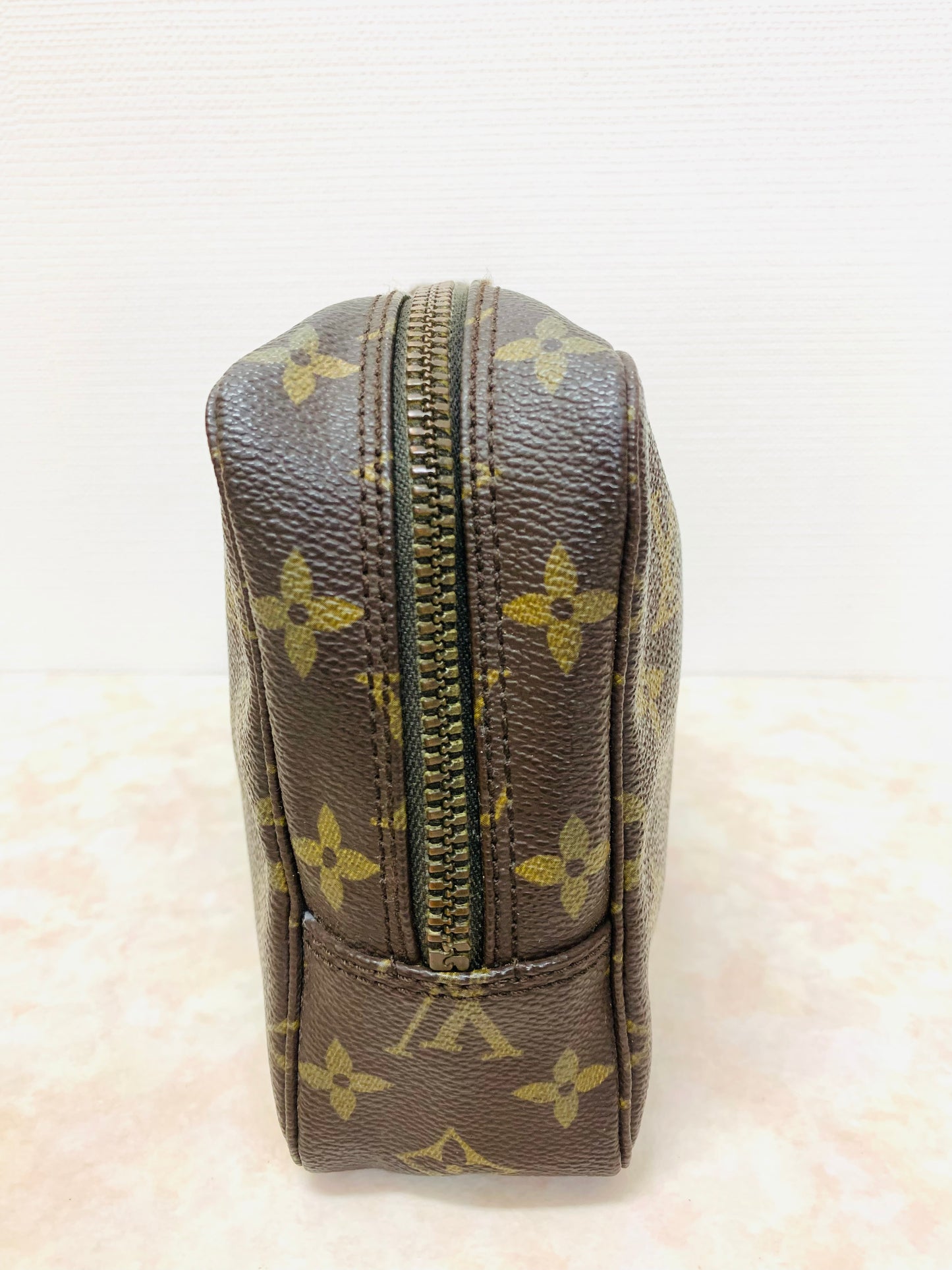 LOUIS VUITTON
Monogram Trousse Toilette 23