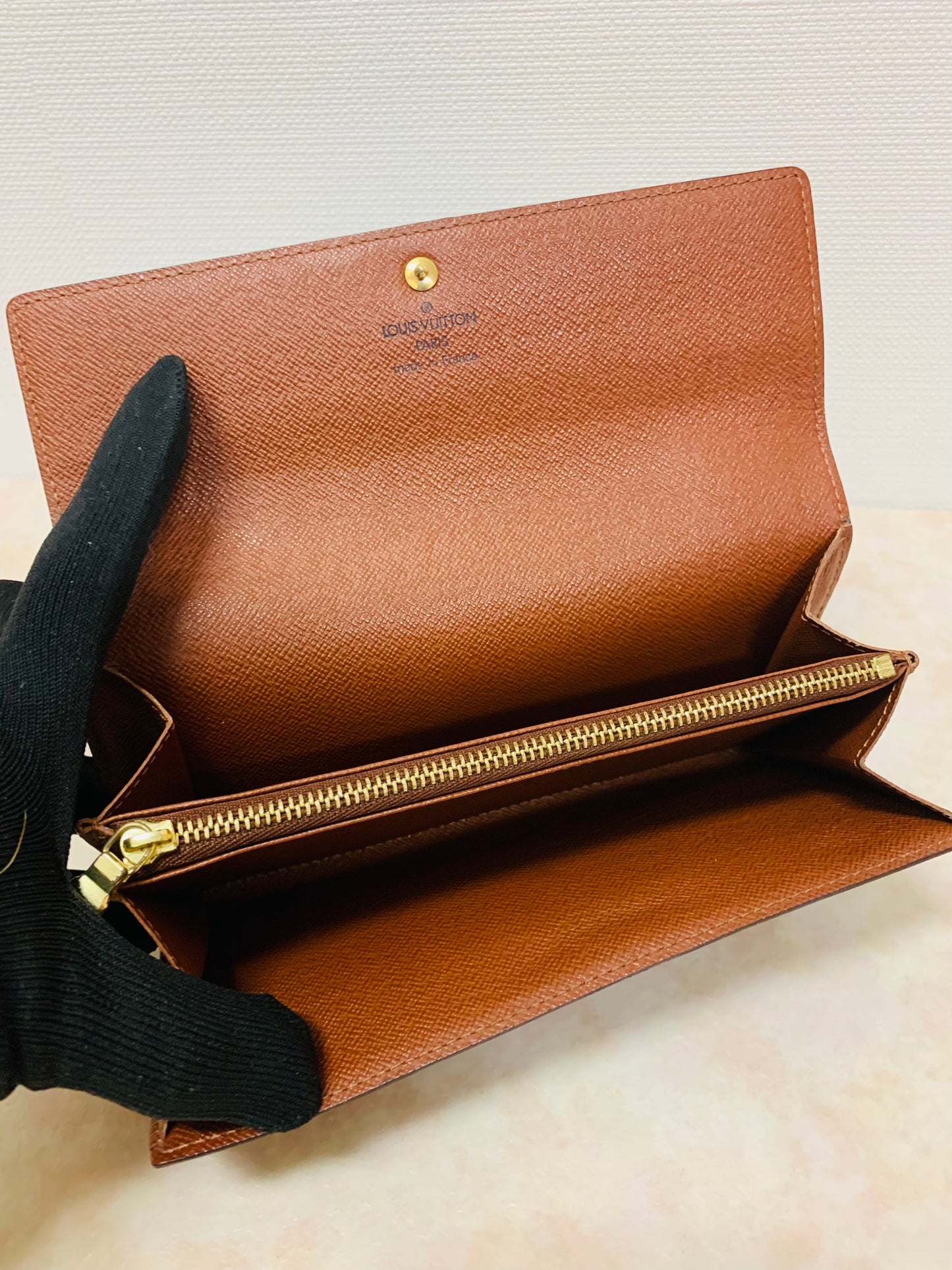LOUIS VUITTON
Monogram Sarah Wallet