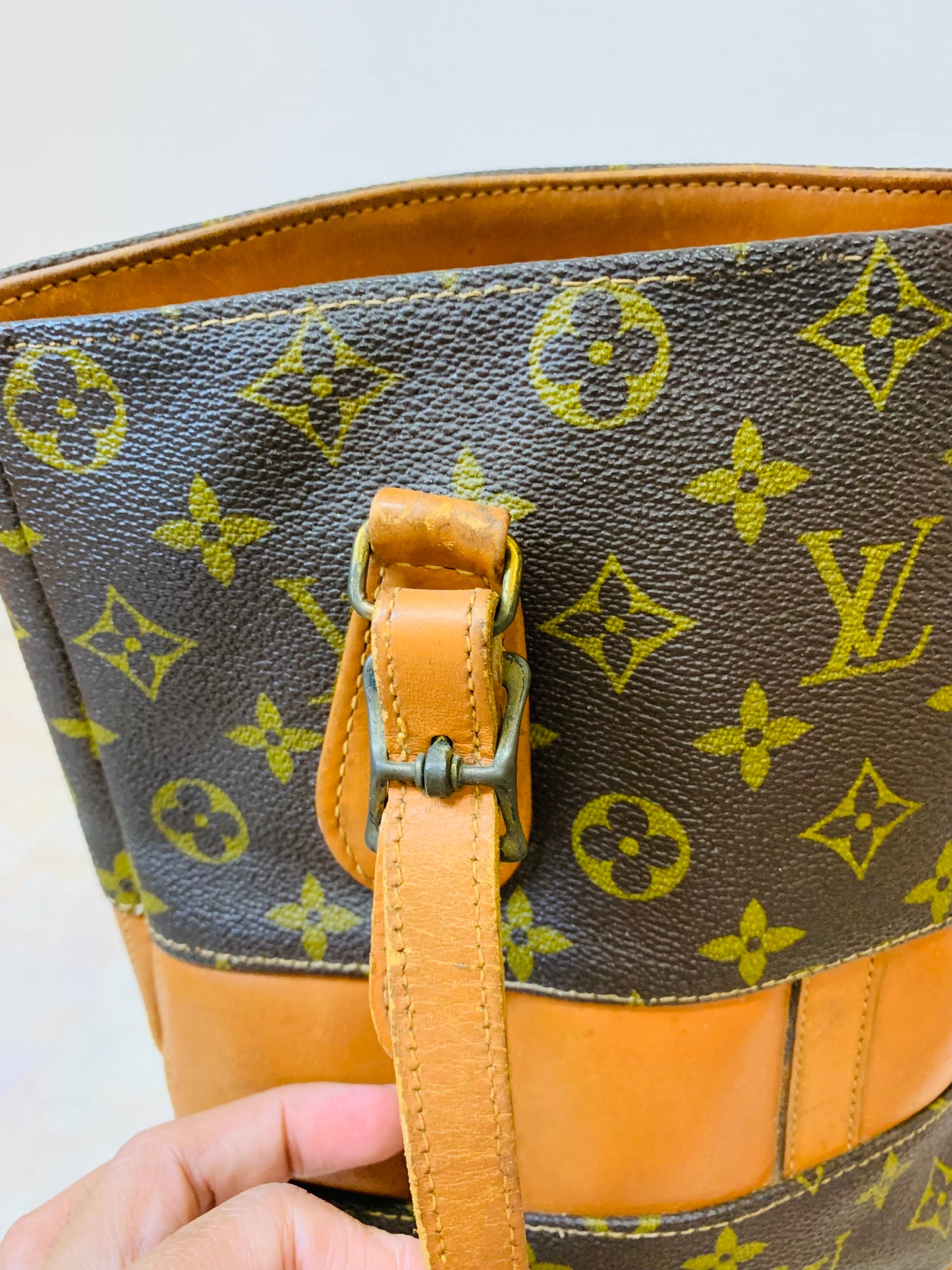 LOUIS VUITTON Bucket PM French Company