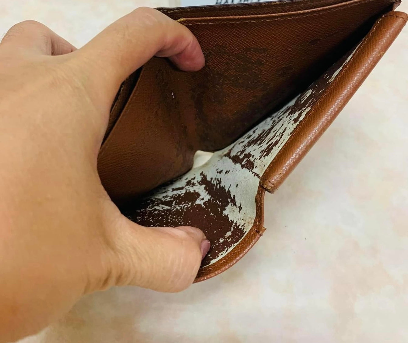 LOUIS VUITTON  Bi-fold mens wallet