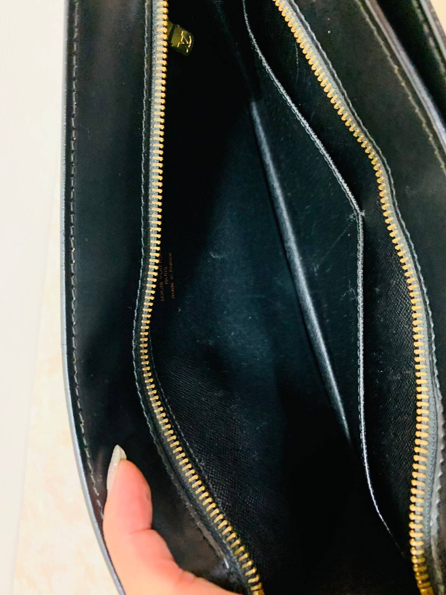 LOUIS VUITTON Epi Noir Enghien Shoulder/clutch