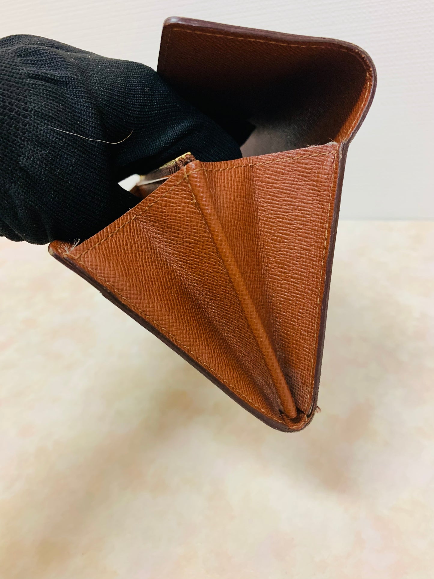 LOUIS VUITTON
Monogram Sarah Wallet