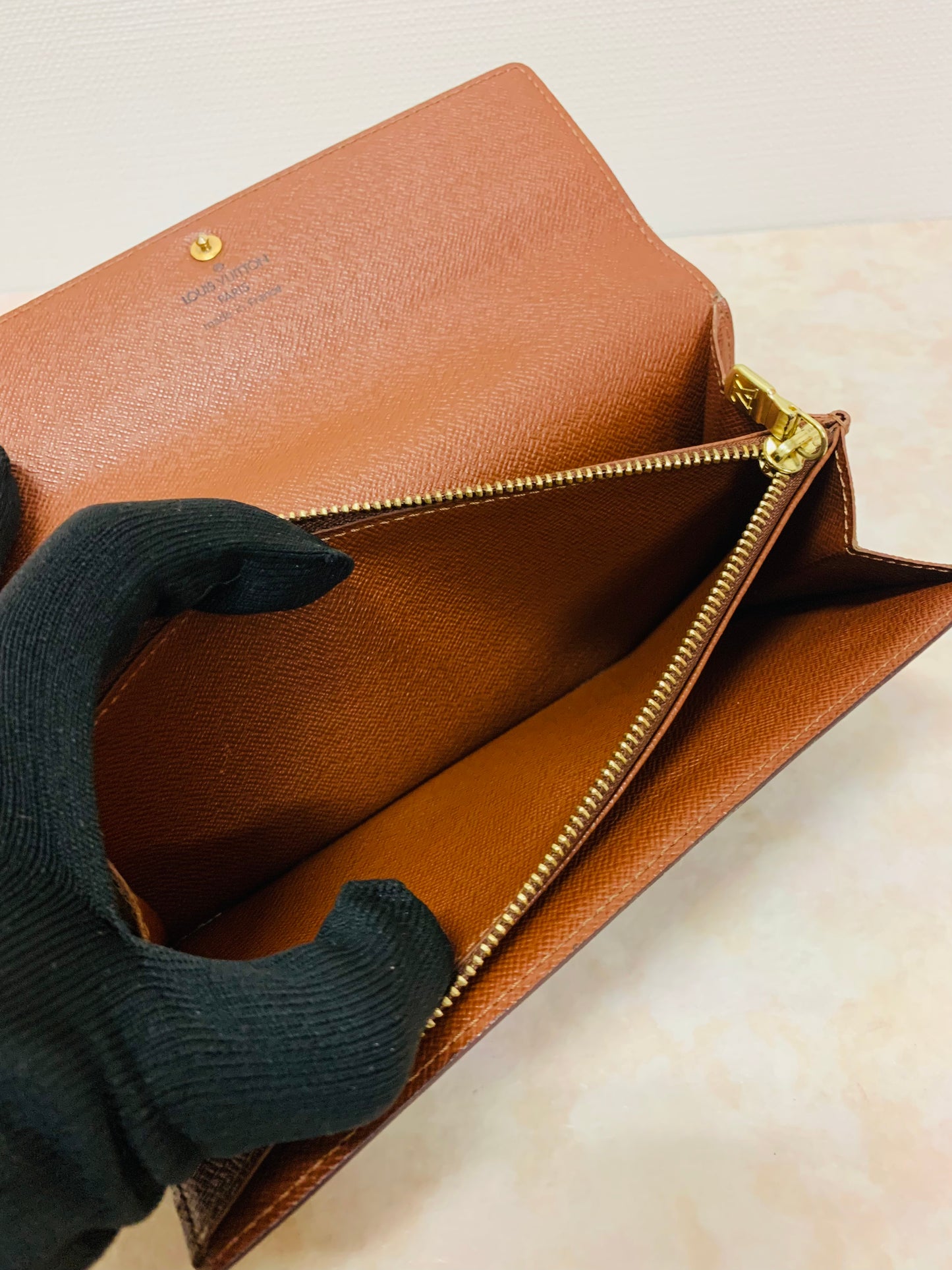 LOUIS VUITTON
Monogram Sarah Wallet