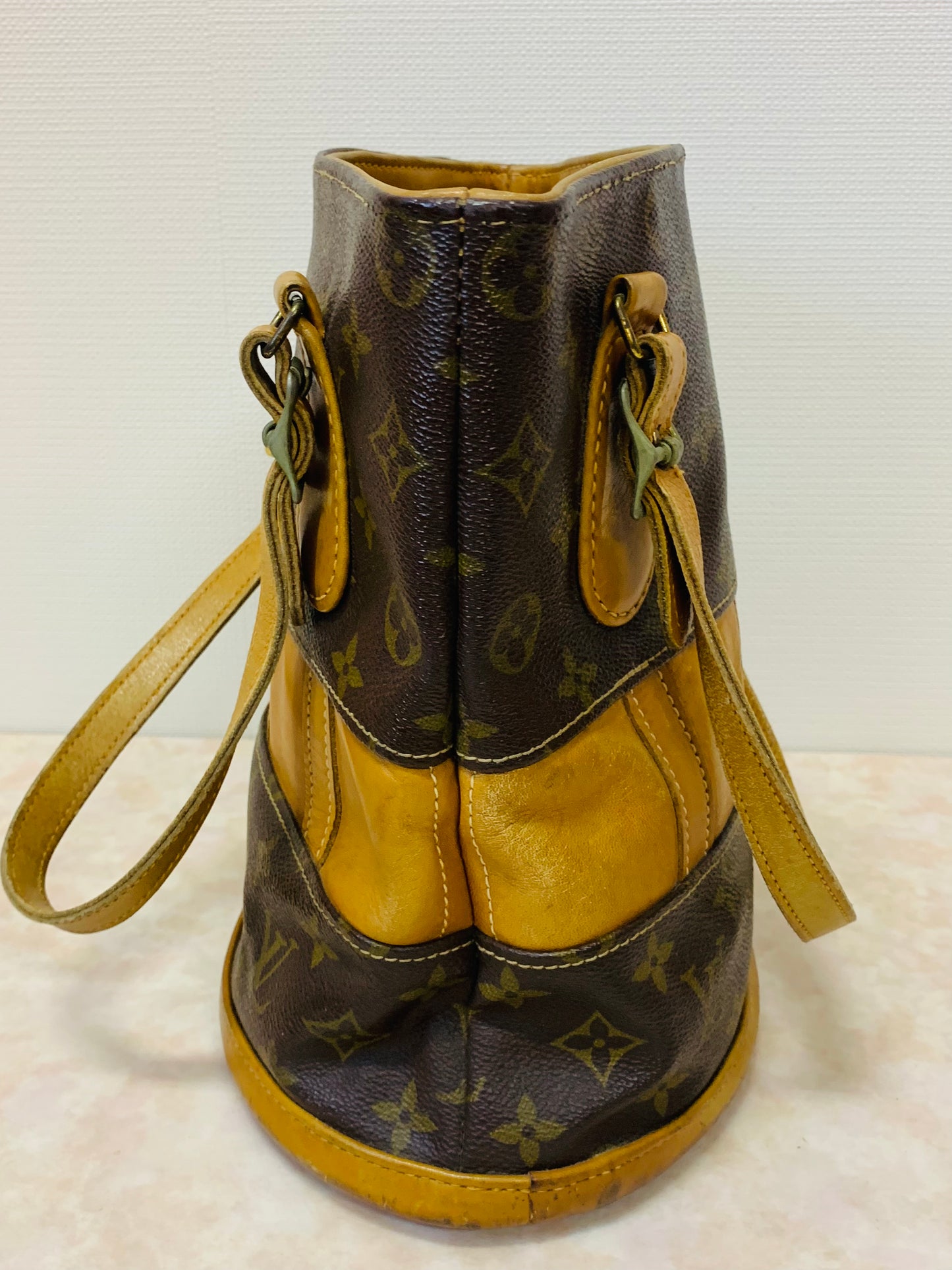 LOUIS VUITTON Bucket PM French Company