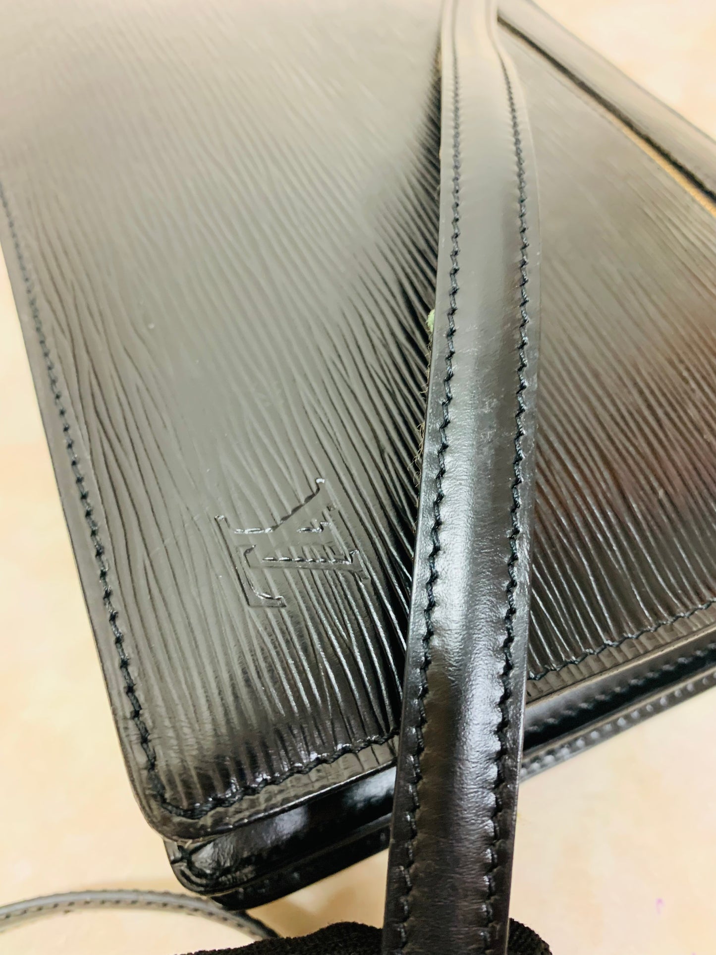 LOUIS VUITTON Epi Noir Enghien Shoulder/clutch bag