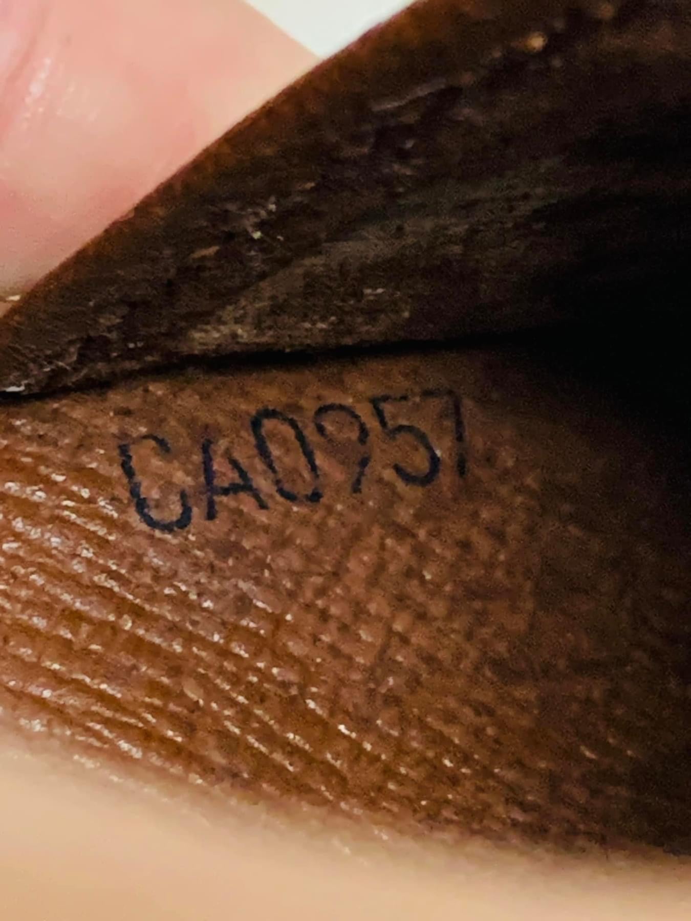 LOUIS VUITTON  Bi-fold mens wallet