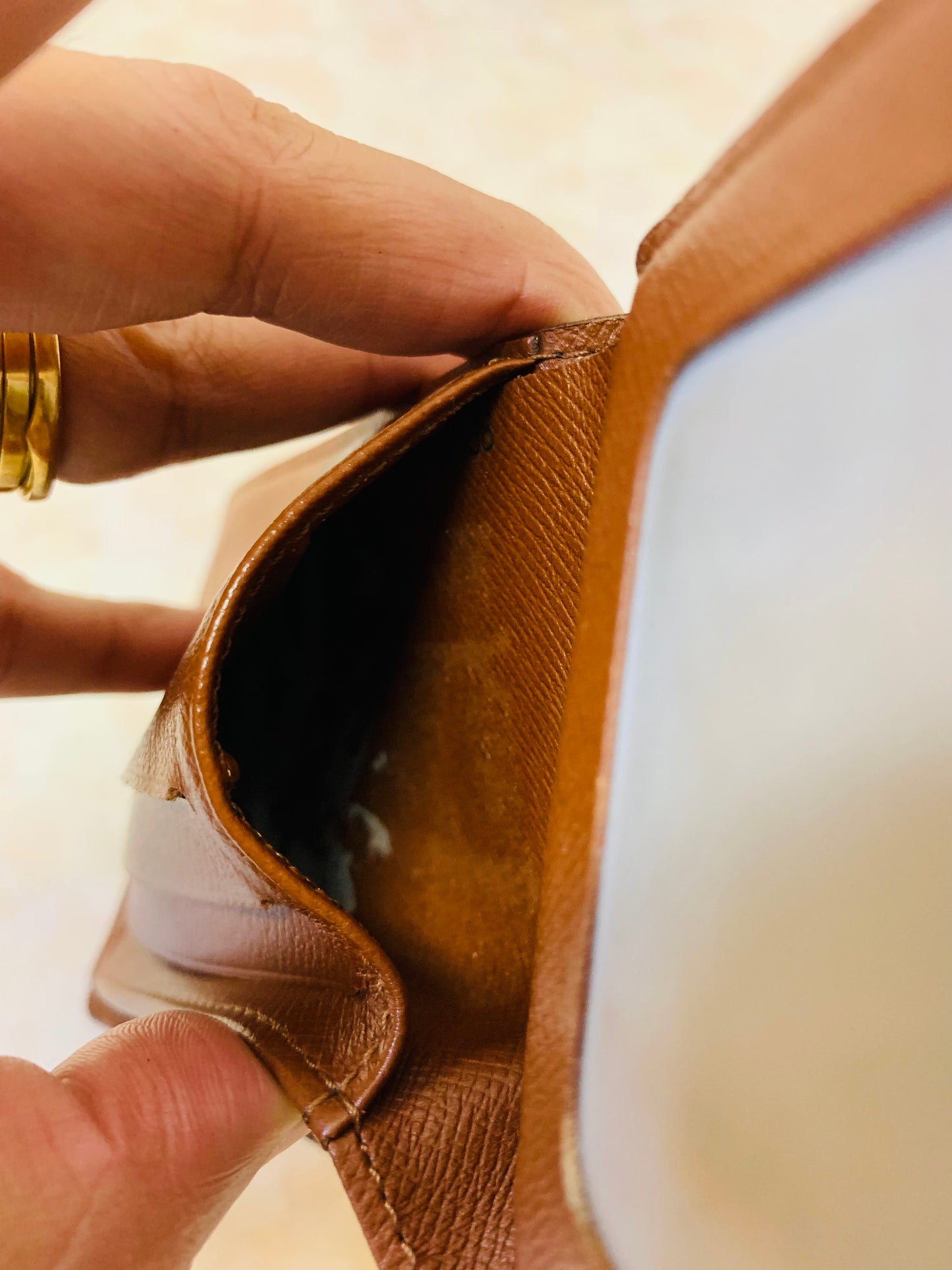 LOUIS VUITTON BI-FOLD MENS WALLET