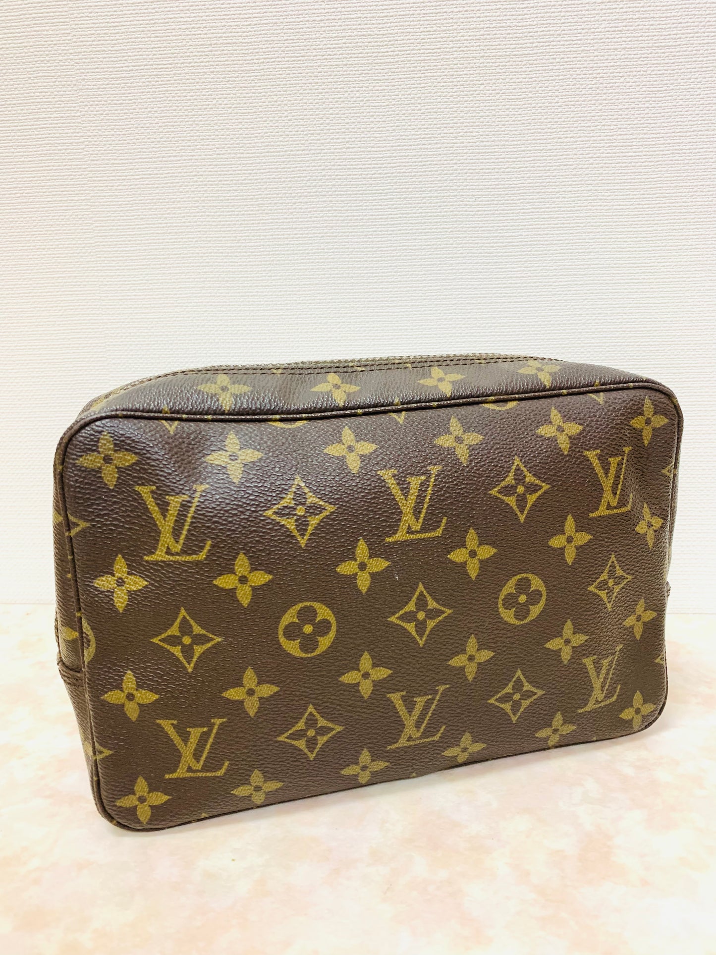 LOUIS VUITTON
Monogram Trousse Toilette 23