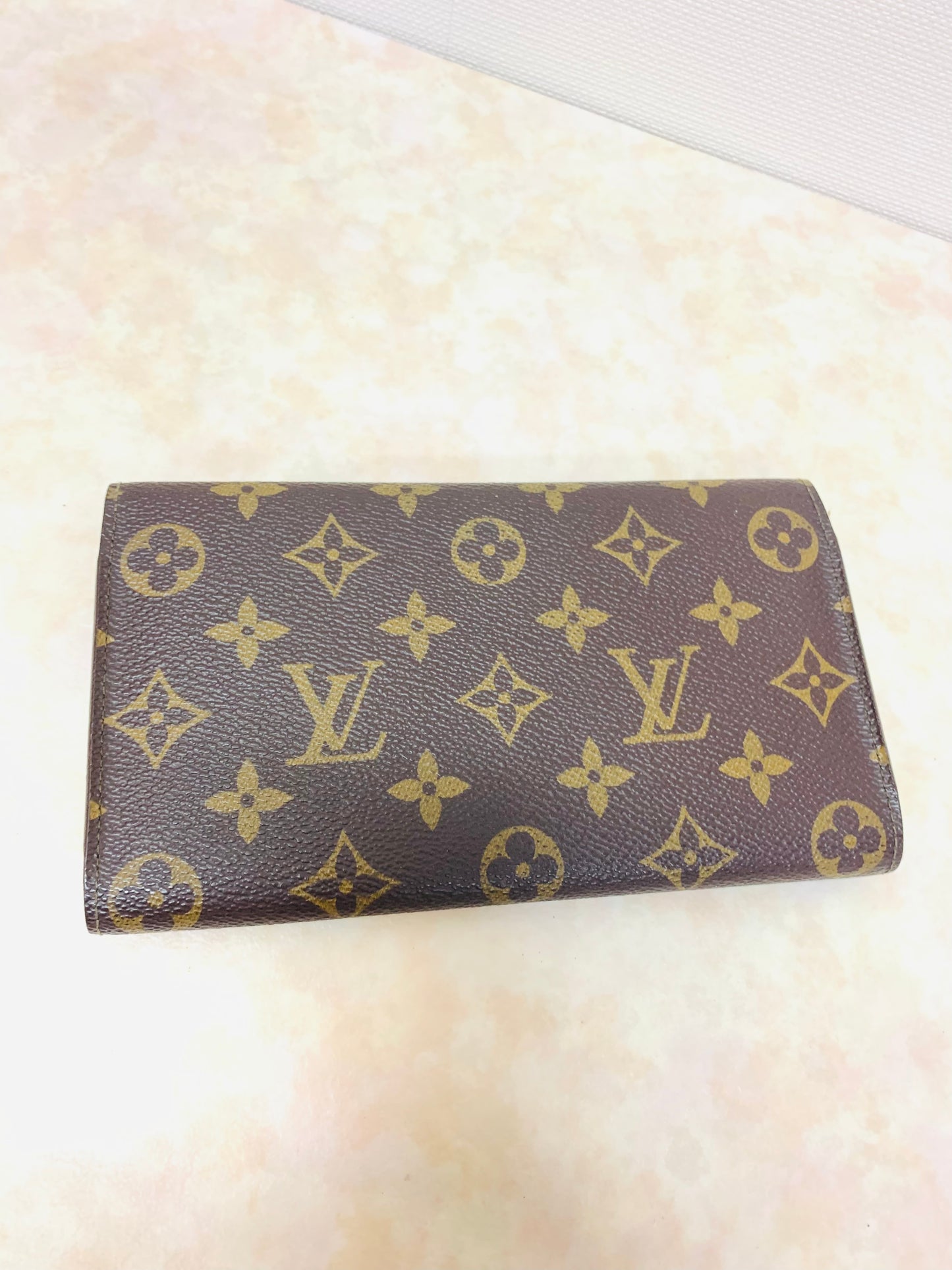 LOUIS VUITTON  International wallet Monogram