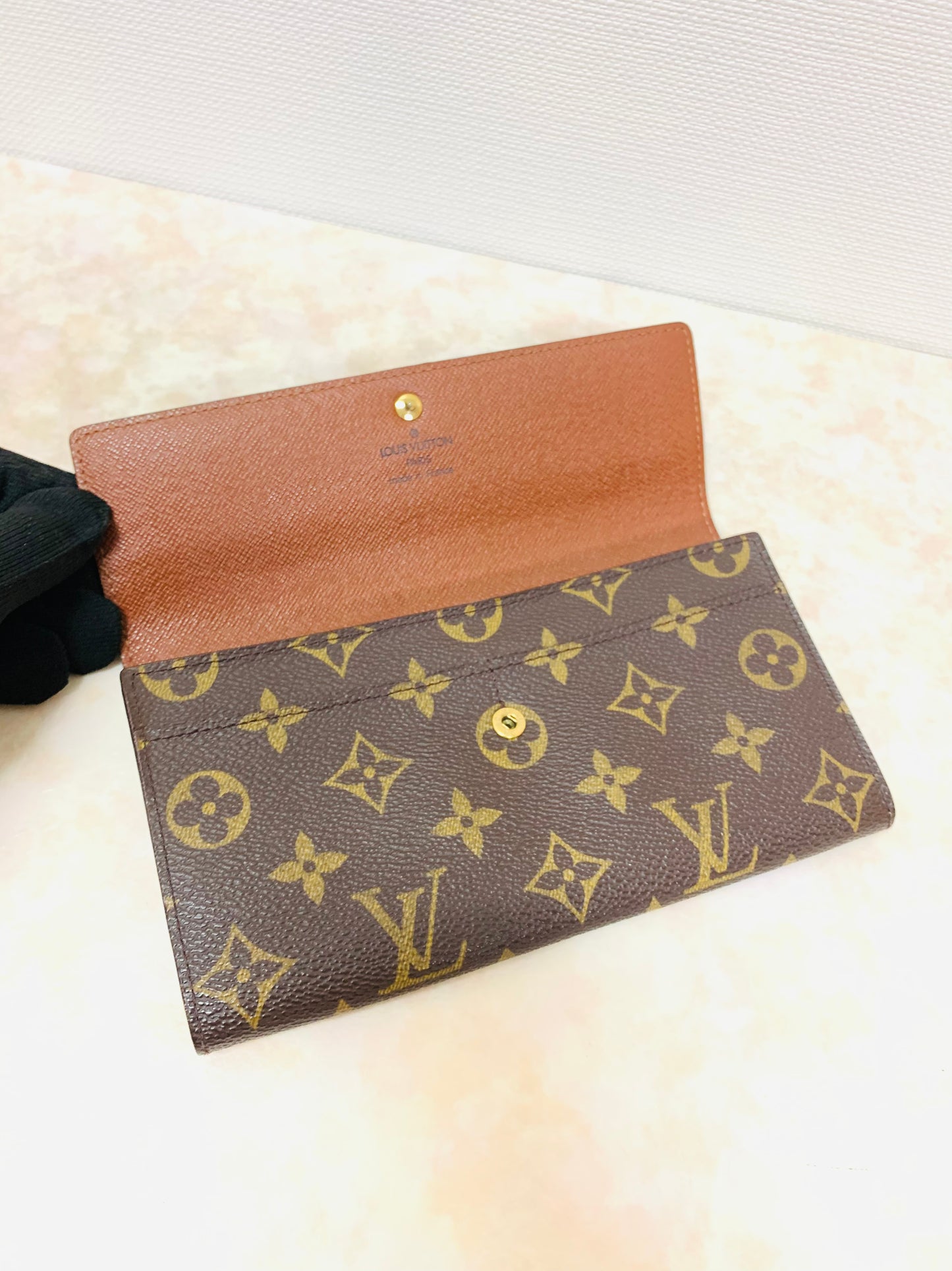 LOUIS VUITTON
Monogram Sarah Wallet