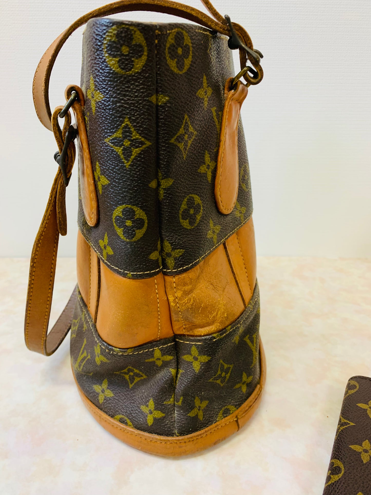 LOUIS VUITTON Bucket PM French Company