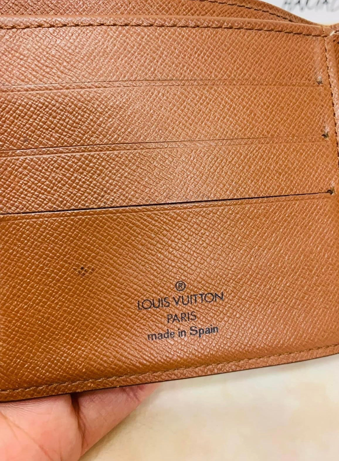 LOUIS VUITTON  Bi-fold mens wallet