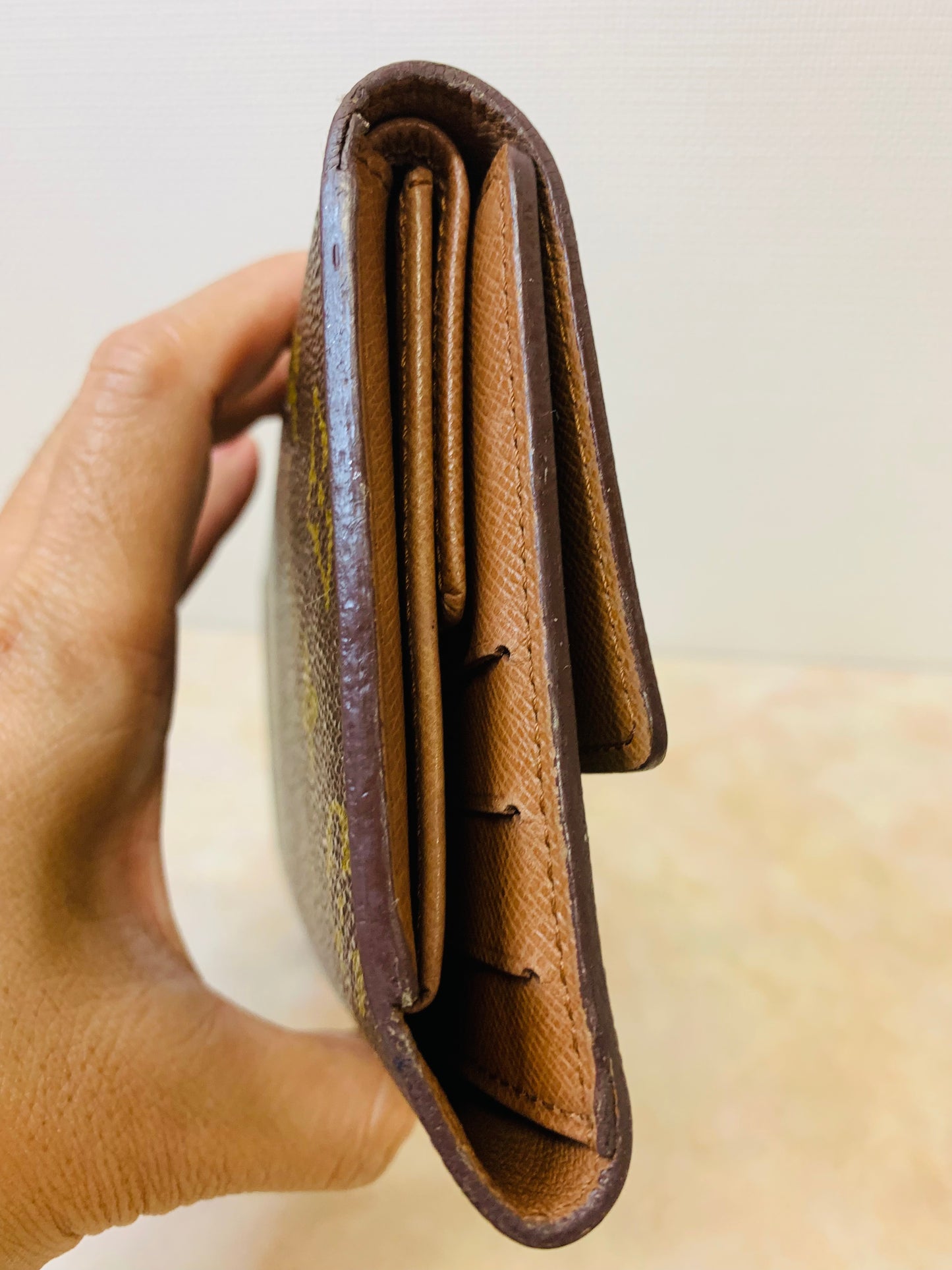 LOUIS VUITTON INTERNATIONAL TRỊ-FOLD WALLET