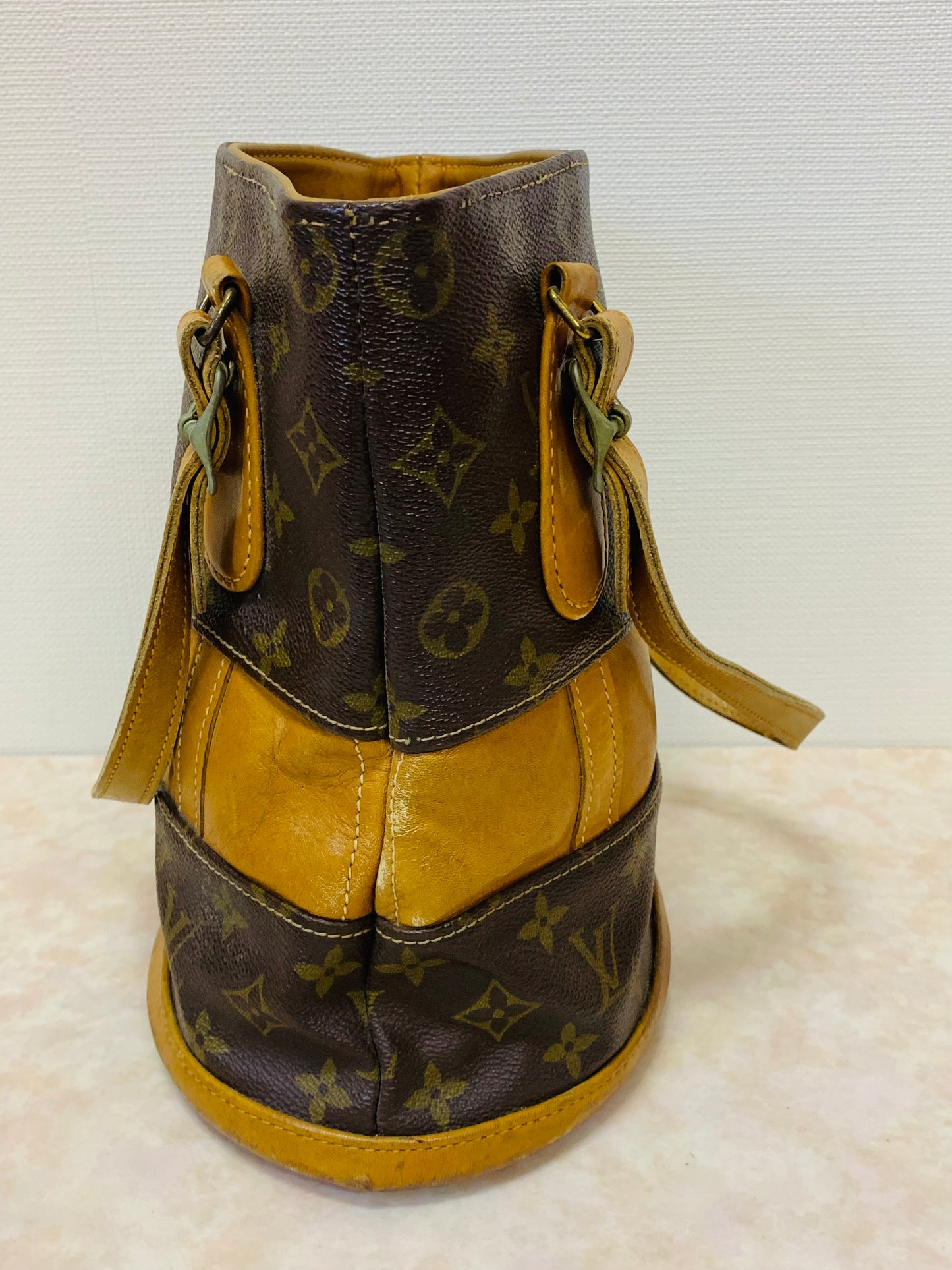 LOUIS VUITTON Bucket PM French Company