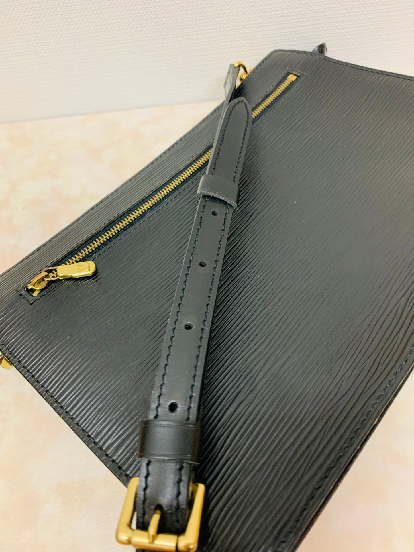 LOUIS VUITTON Epi Noir Enghien Shoulder/clutch
