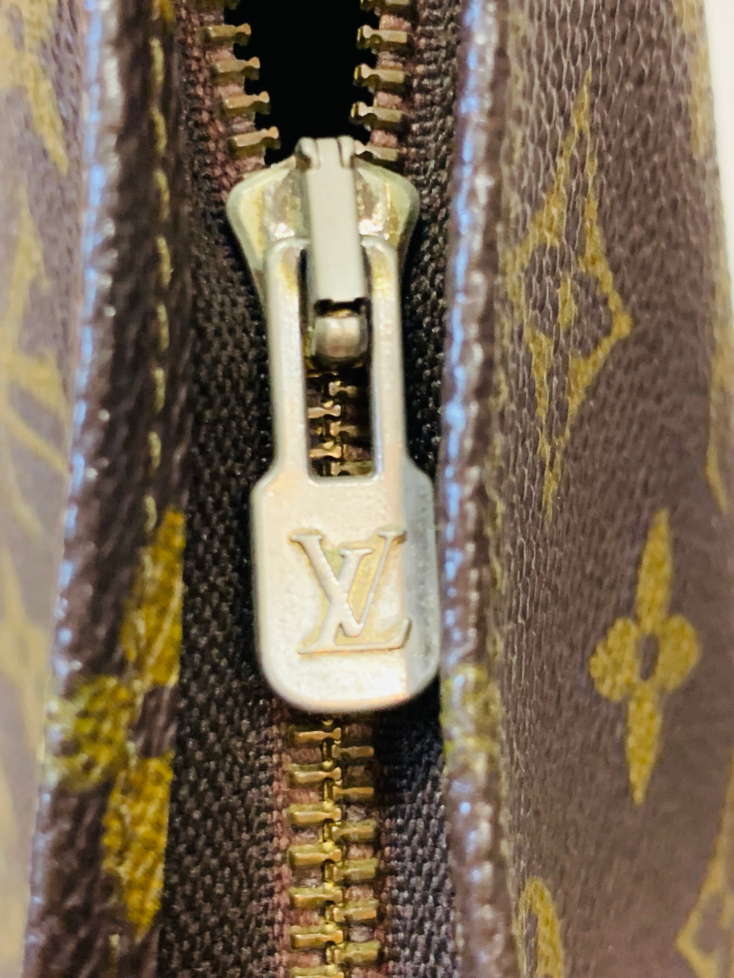 LOUIS VUITTON Toiletry 26 Monogram