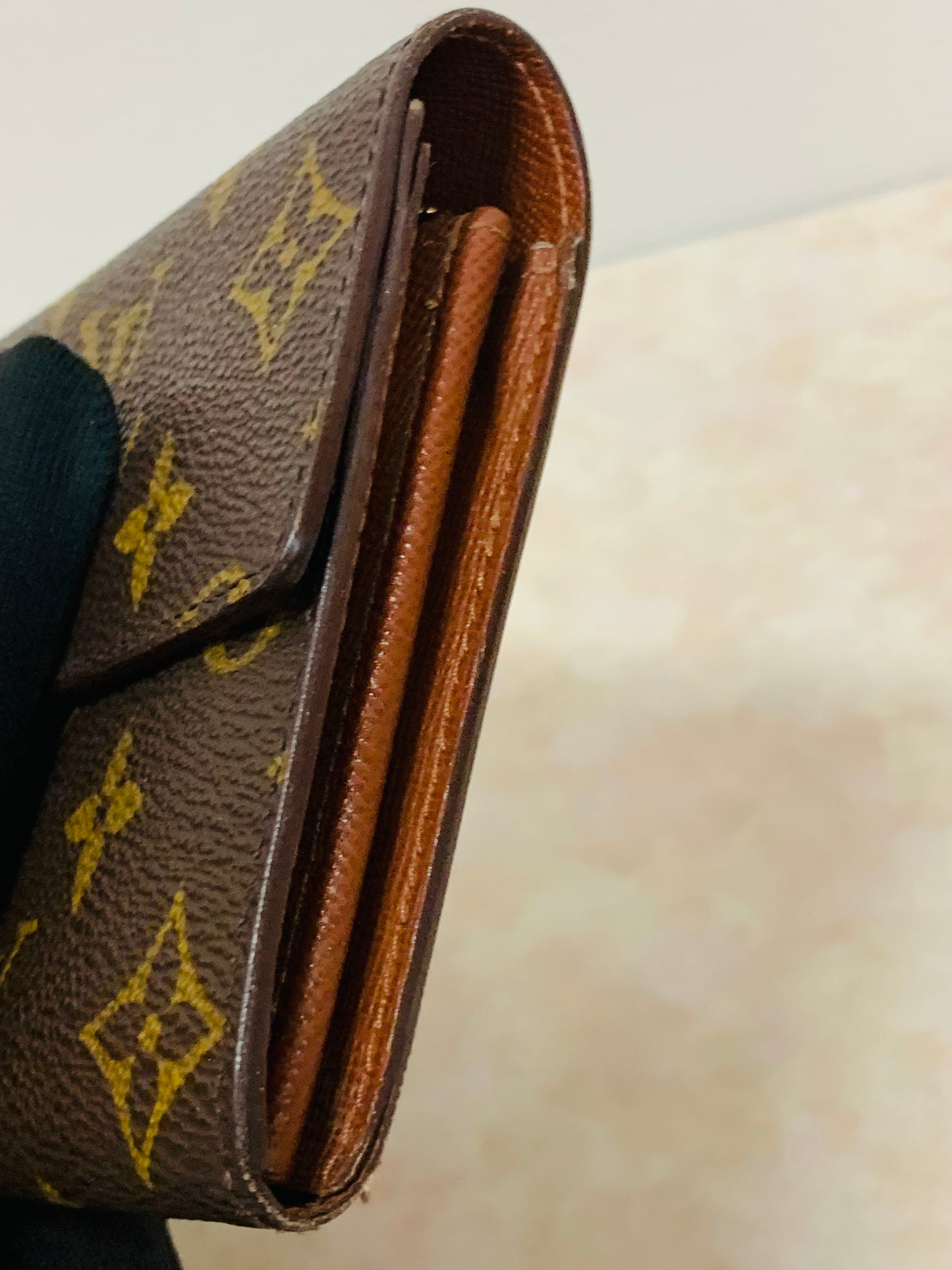 LOUIS VUITTON
Monogram Sarah Wallet