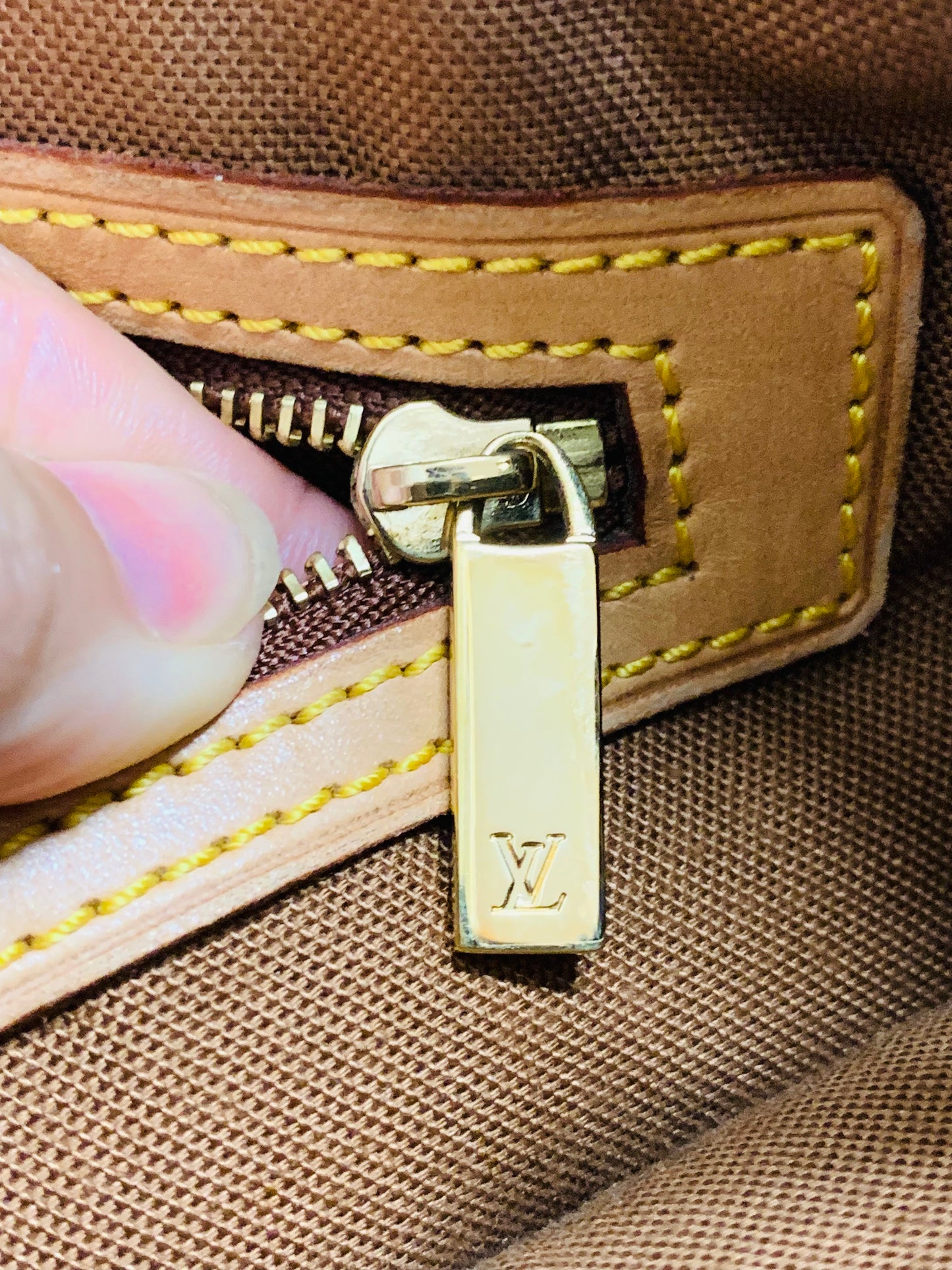 LOUIS VUITTON Cabas Mezzo Tote bag