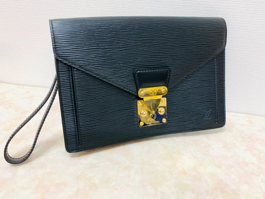 LOUIS VUITTON Serie Dragonne Epi Black Clutch