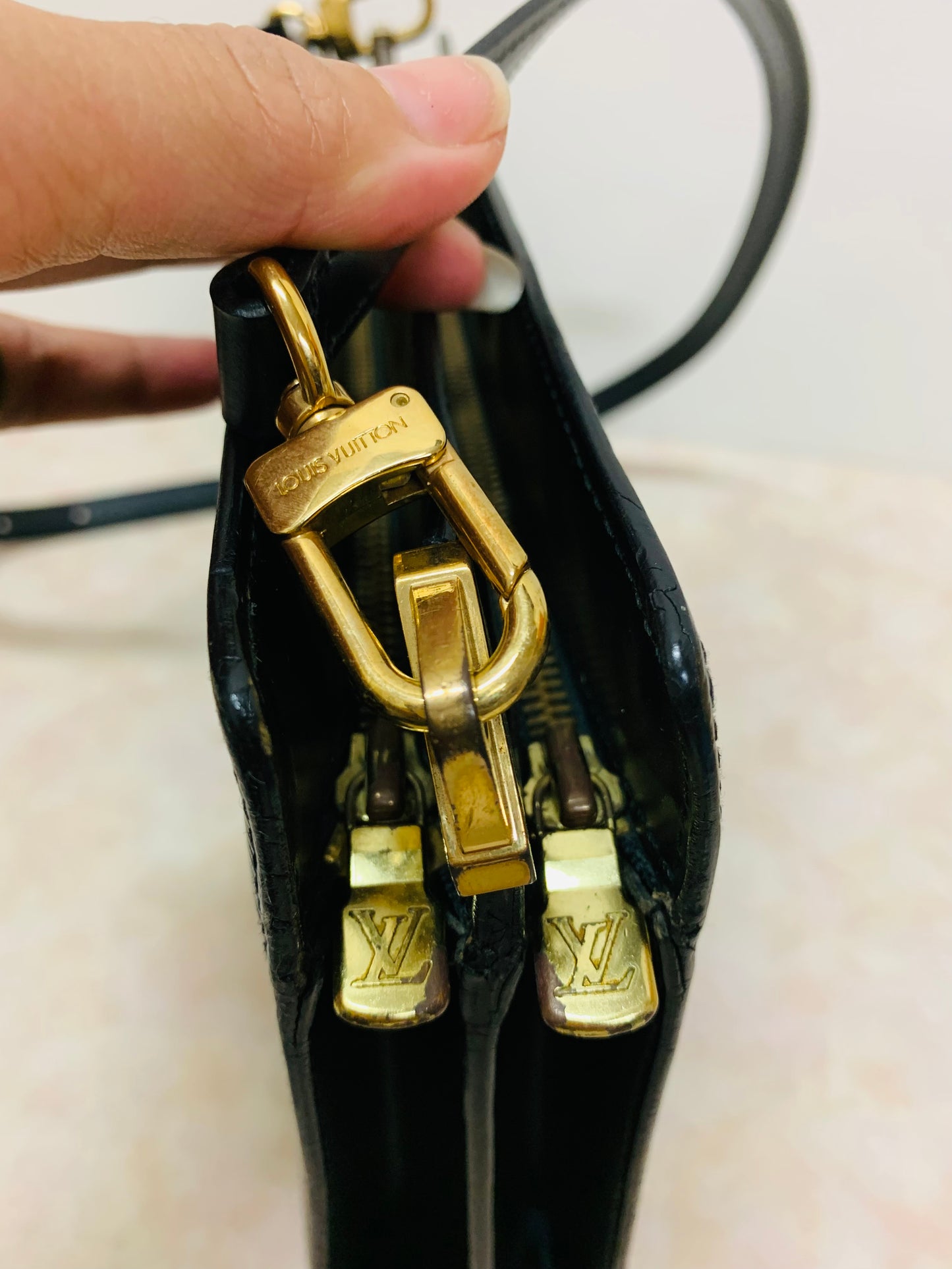 LOUIS VUITTON Epi Noir Enghien Shoulder/clutch