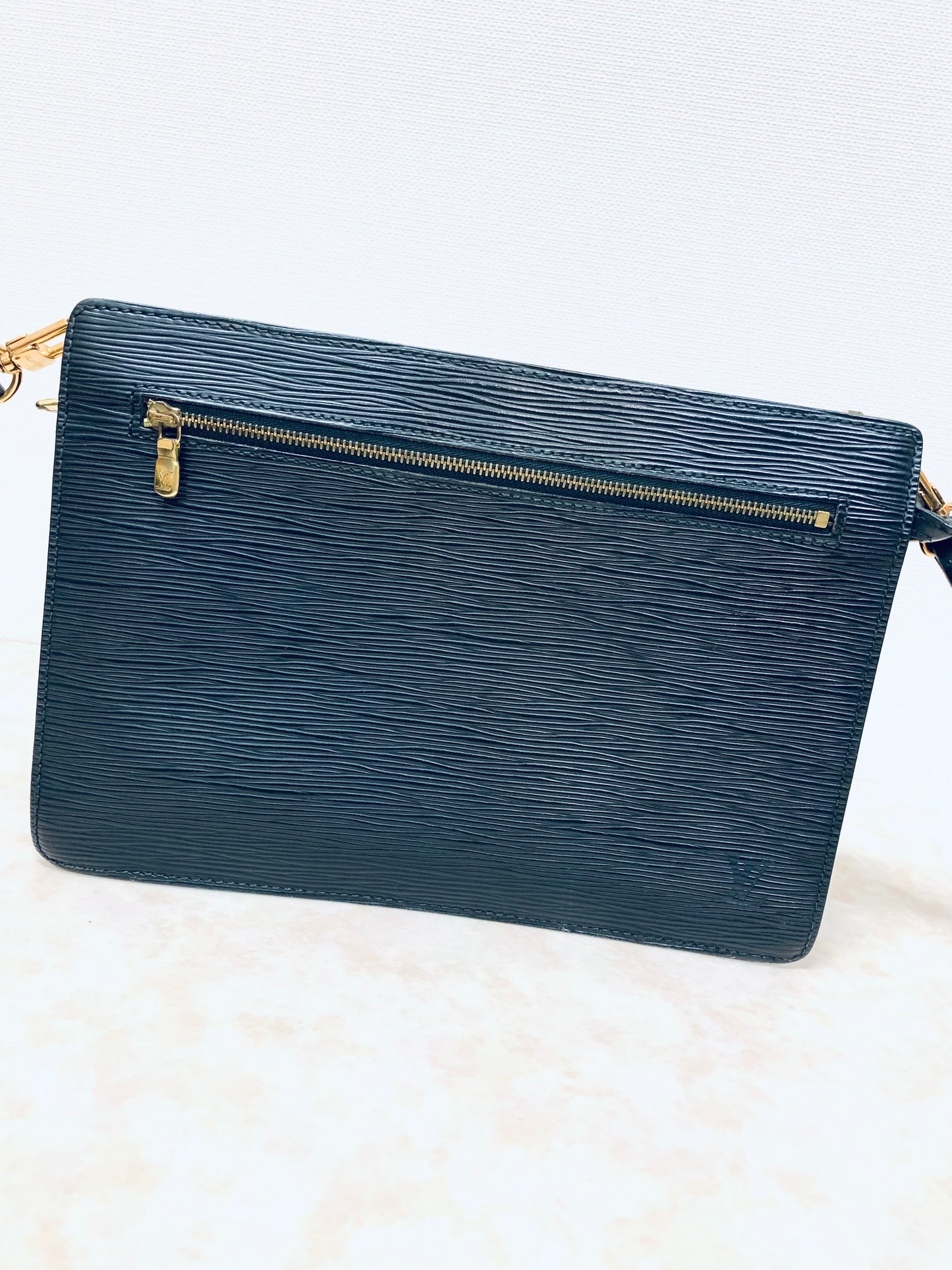 LOUIS VUITTON Epi Noir Enghien Shoulder/clutch