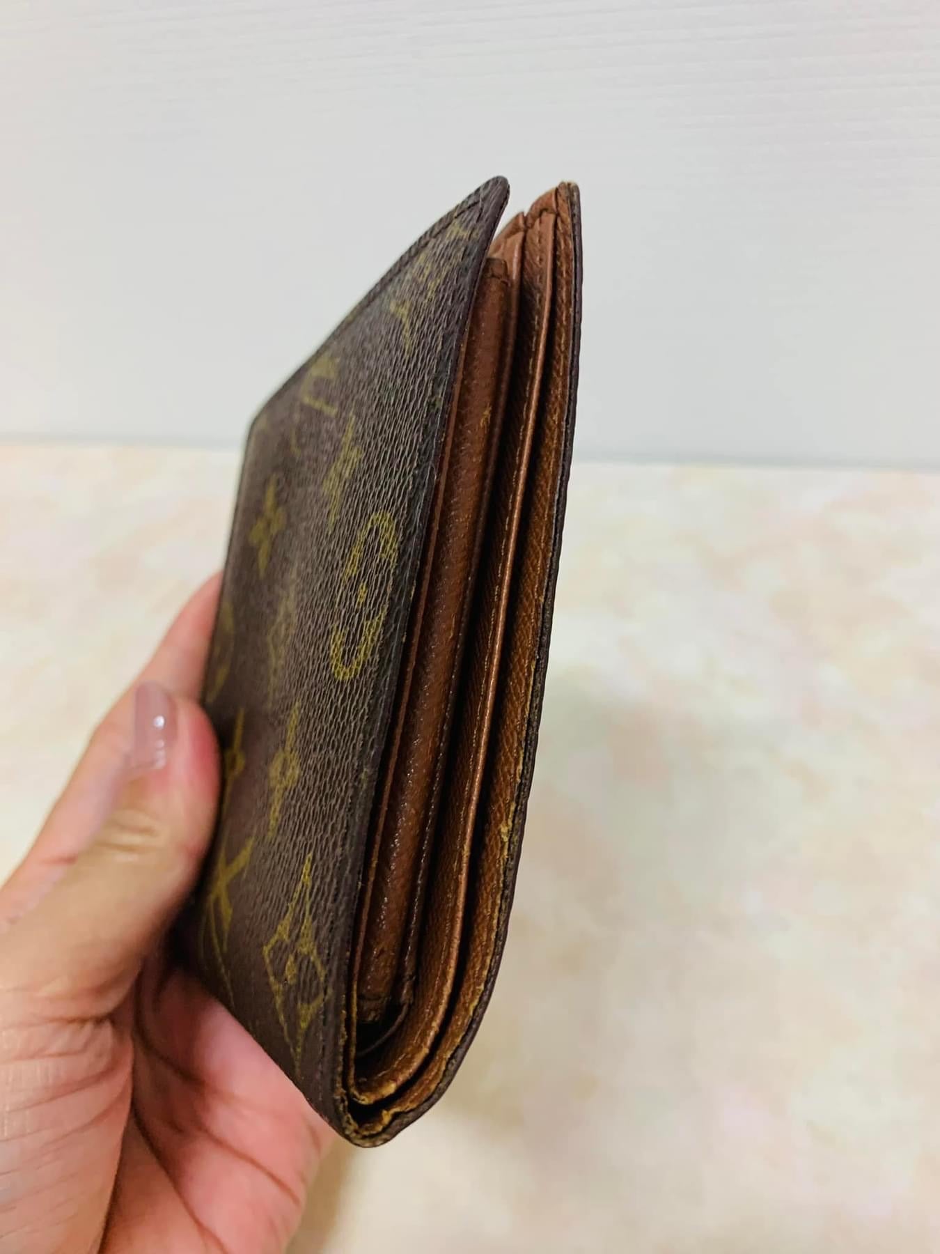 LOUIS VUITTON  Bi-fold mens wallet