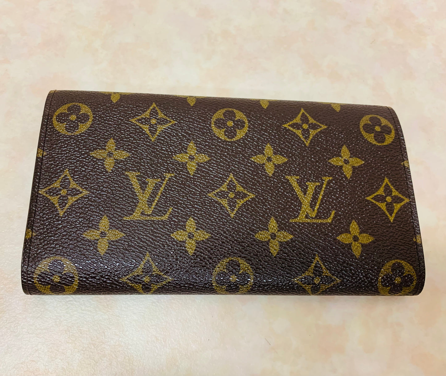 LOUIS VUITTON
Monogram Porte Tresor International Wallet