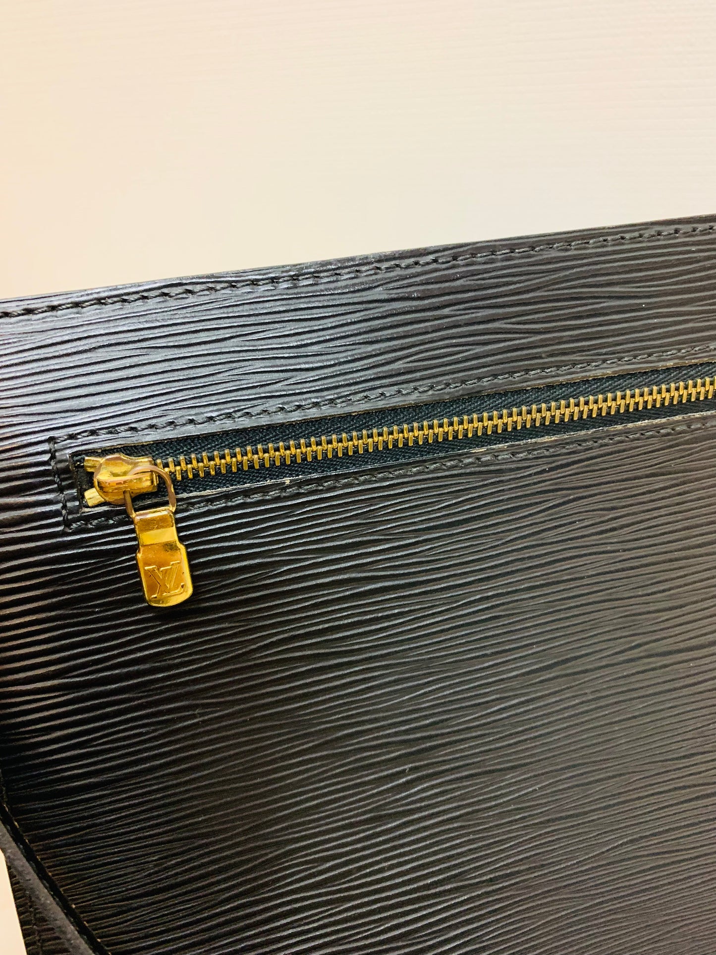 LOUIS VUITTON Epi Noir Enghien Shoulder/clutch