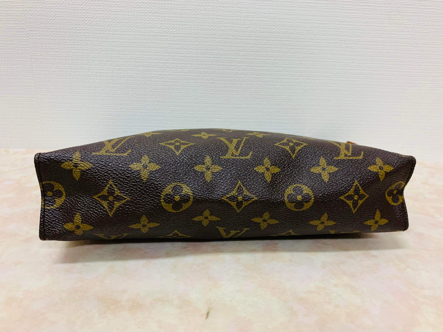 LOUIS VUITTON TOILETRY 26