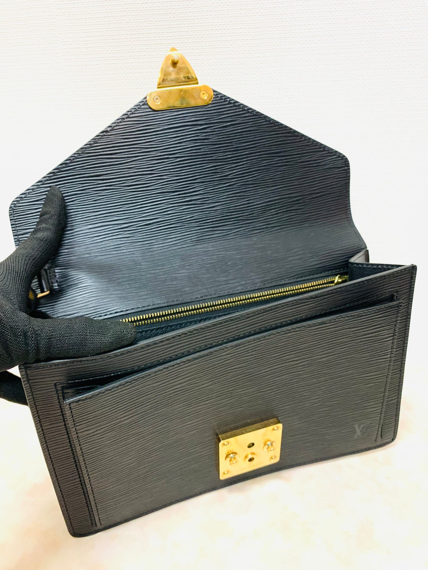 LOUIS VUITTON Serie Dragonne Epi Black Clutch