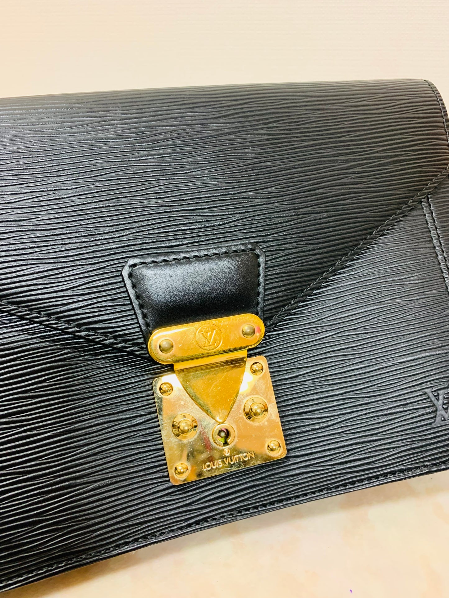 LOUIS VUITTON Serie Dragonne Epi Black Clutch