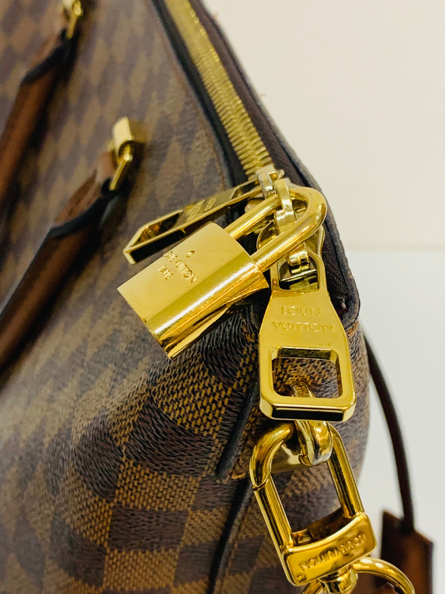 LOUIS VUITTON Belmont Tote bag DE