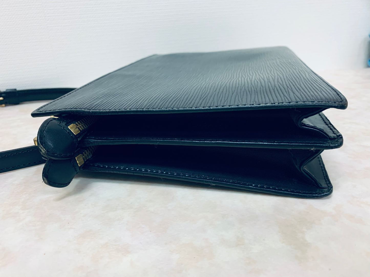 LOUIS VUITTON Epi Noir Enghien Shoulder/clutch