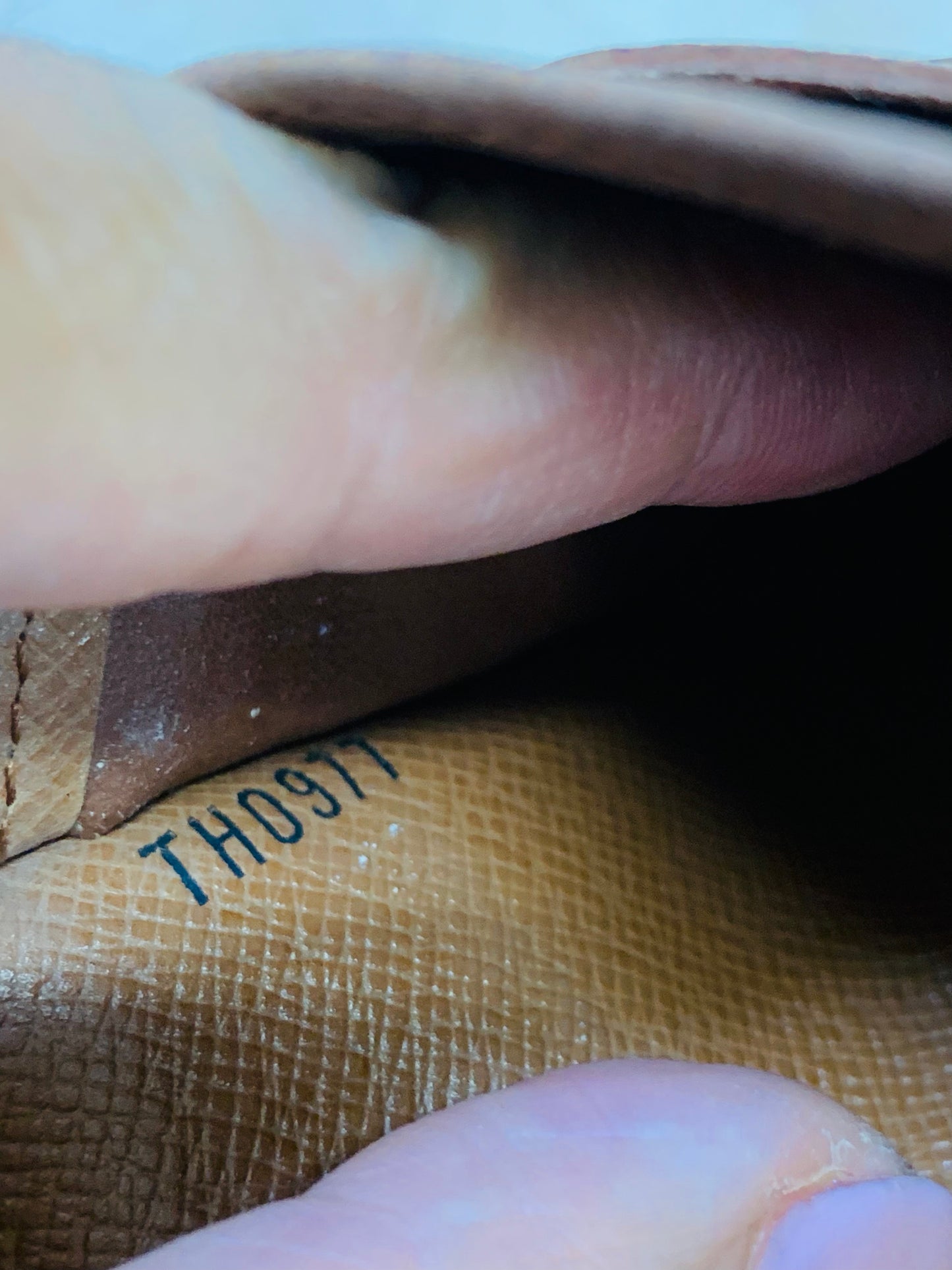 LOUIS VUITTON INTERNATIONAL TRỊ-FOLD WALLET