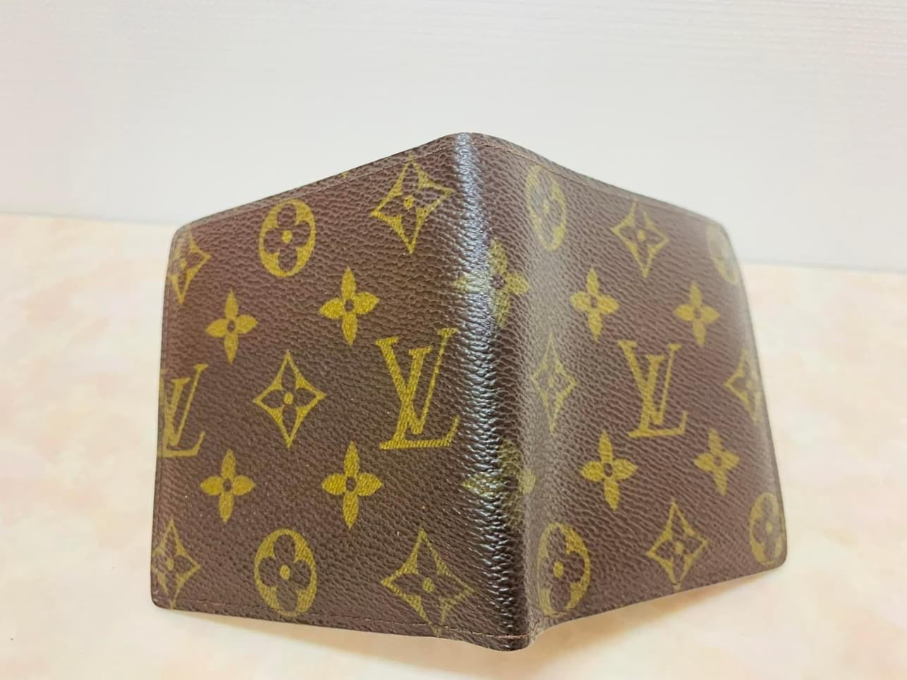 LOUIS VUITTON  Bi-fold mens wallet