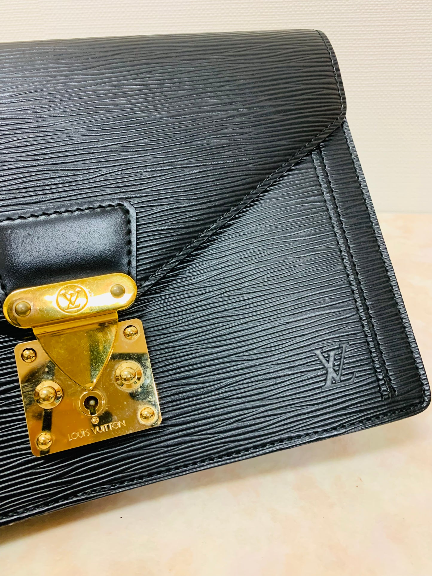 LOUIS VUITTON Serie Dragonne Epi Black Clutch