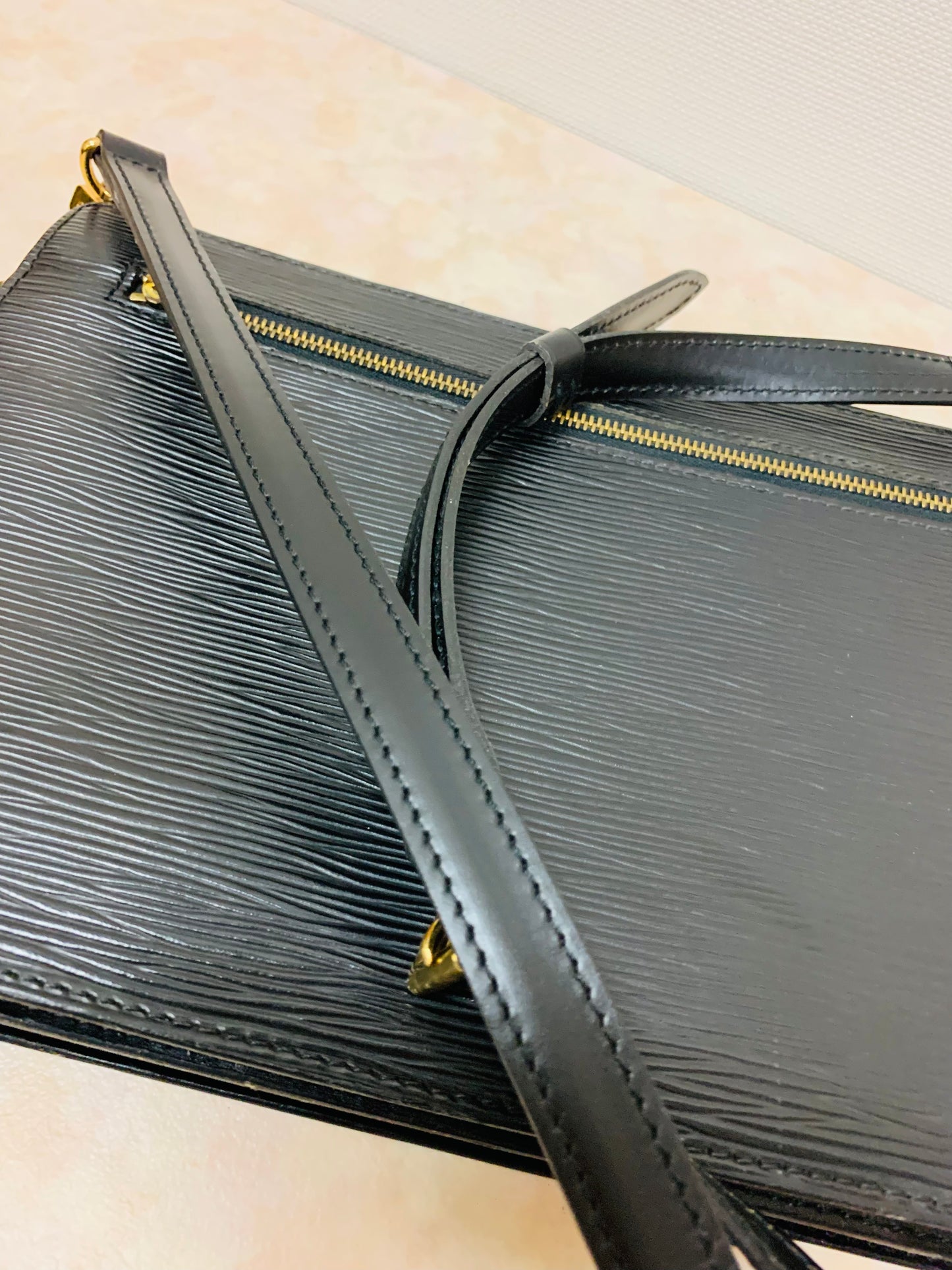 LOUIS VUITTON Epi Noir Enghien Shoulder/clutch