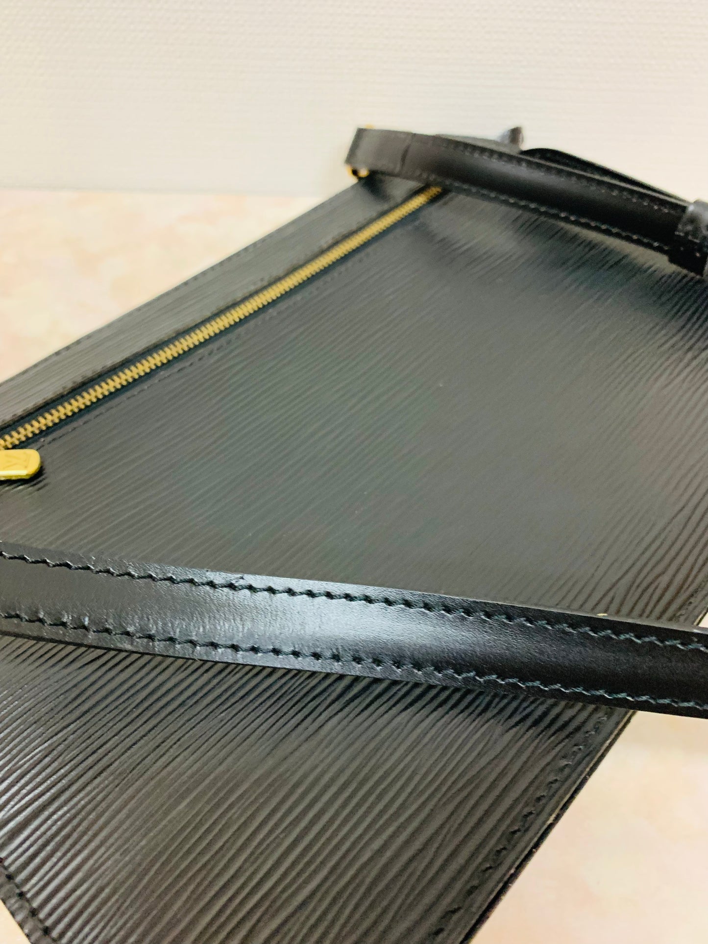 LOUIS VUITTON Epi Noir Enghien Shoulder/clutch