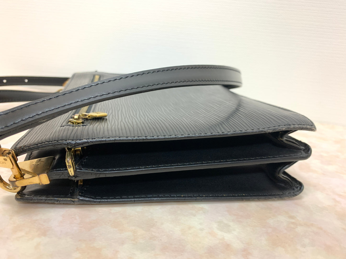 LOUIS VUITTON Epi Noir Enghien Shoulder/clutch