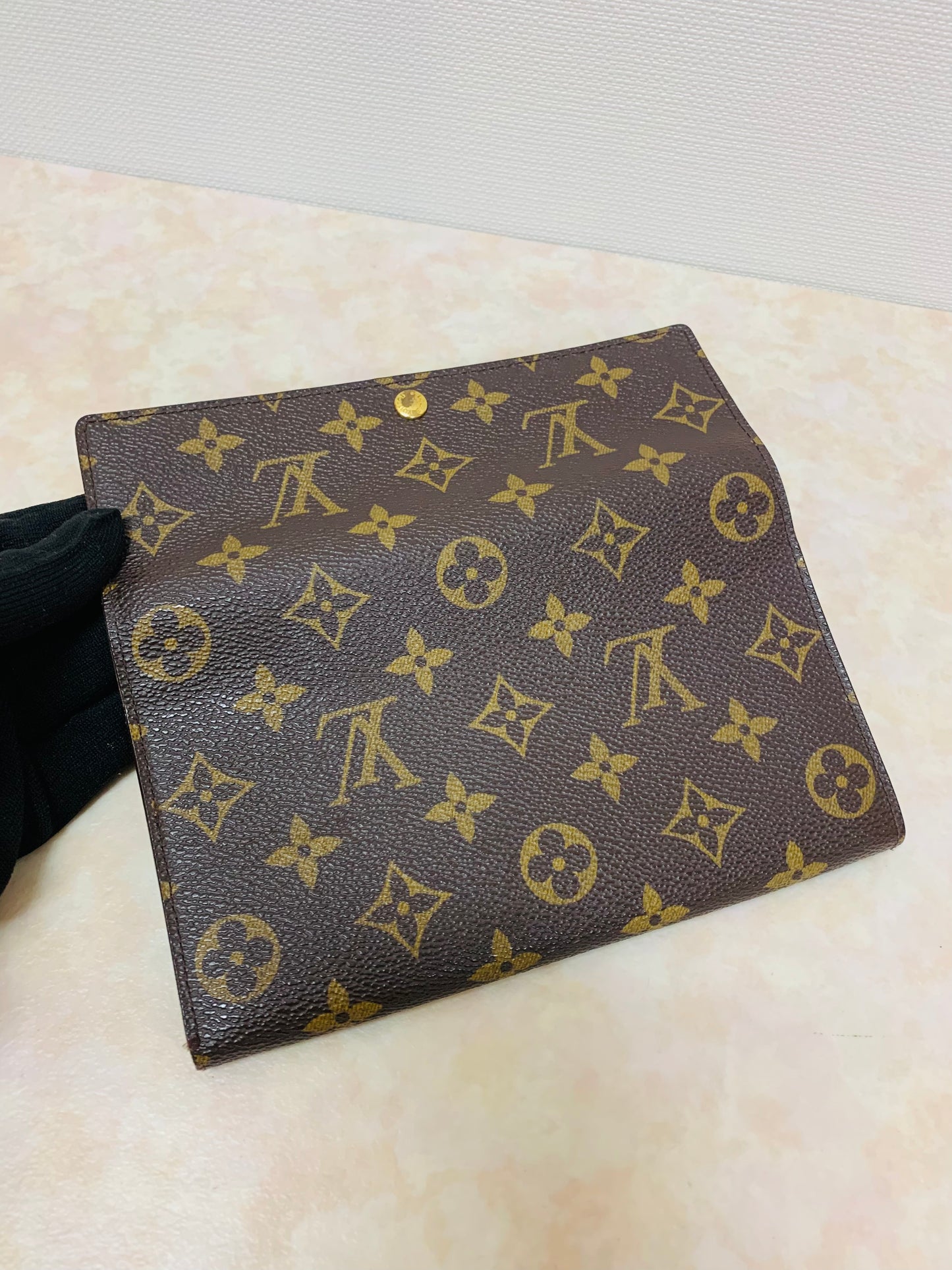 LOUIS VUITTON
Monogram Sarah Wallet